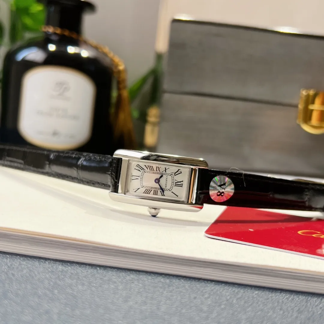 【High-end replica】💰1240! Taiwan factory Cartier Tank series-💗Cartier Tank Américaine watch, small model, three sizes in one. It adopts sapphire crystal mirror and Swiss quartz movement. Original open mold, stainless steel case, octagonal crown, set with a synthetic blue spinel, silver-plated dial, sword-shaped blue steel hands, with original smooth folding clasp, made of imported multi-color pebbled calfskin. The large and elegant watch is favored by experts. Case dimensions: 34.80 x 19.00 mm.