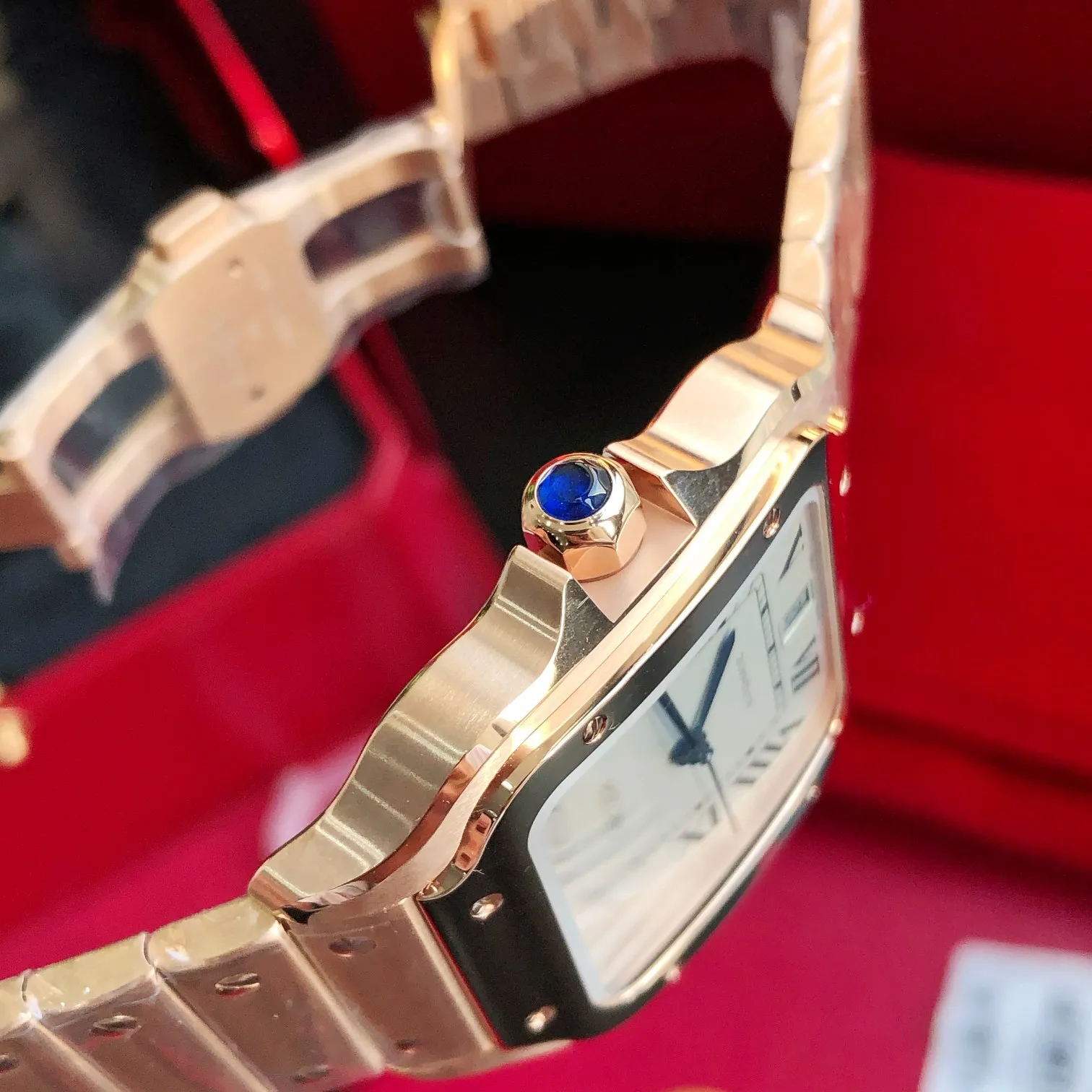 【High-end replica】💰1300! 【Customized all-in-one machine】💰1900! 【Top Replica】💰Private chat! The Cartier Santos de Cartier watch can be said to be the world's first real watch. It has a history of a hundred years. In 1904, Cartier launched a watch that could be worn on the wrist and named it after his close friend Santos. This is the origin of the Santos watch. The so-called "watches" at that time were just some "expedient" watches, which were pocket watches tied to the wrist, with the crown still at 12 o'clock! Santos' pioneering design places the crown at 3 o'clock and inlays a natural spinel on the crown. The blue light has captured the hearts of countless consumers to this day. What I bring to you today is the latest upgraded version of Santos in 2018. It has a new technology upgraded quick-release device. You can remove and remove the strap with just a tap of your bare hands without any tools. The patented technology is unique. It has a 40mm watch diameter, equipped with an imported movement, sapphire mirror, and 100m waterproof. The pictures were taken as top replica real shots!