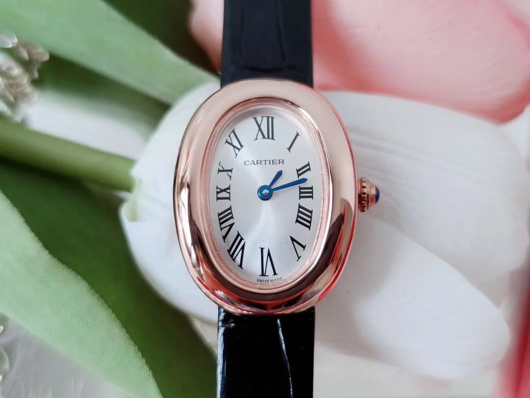 【High-end replica】💰1720! Cartier-Cartier’s latest classic! Baignoire bathtub series watches, with perfect oval lines and elegant and delicate appearance, Baignoire watches show young modern women the brand's classic style, which perfectly combines gentleness, softness and extremely rigorous characteristics. Women's dreams and elegant temperament merge the different marks of the brand again, with straight Roman numeral decoration, fleeting lines, a scale track composed of dots, and pavé diamonds emitting dazzling light. The new series can highlight excellent details and exude delicate and charming charm. Baignoire bathtub series watch, small model, uses imported Swiss quartz movement. Set with a sapphire cabochon. Silver-plated dial, sword-shaped blue steel hands, domed crystal mirror, original pin buckle, with multi-color calfskin. Case size: 32x26mm.
