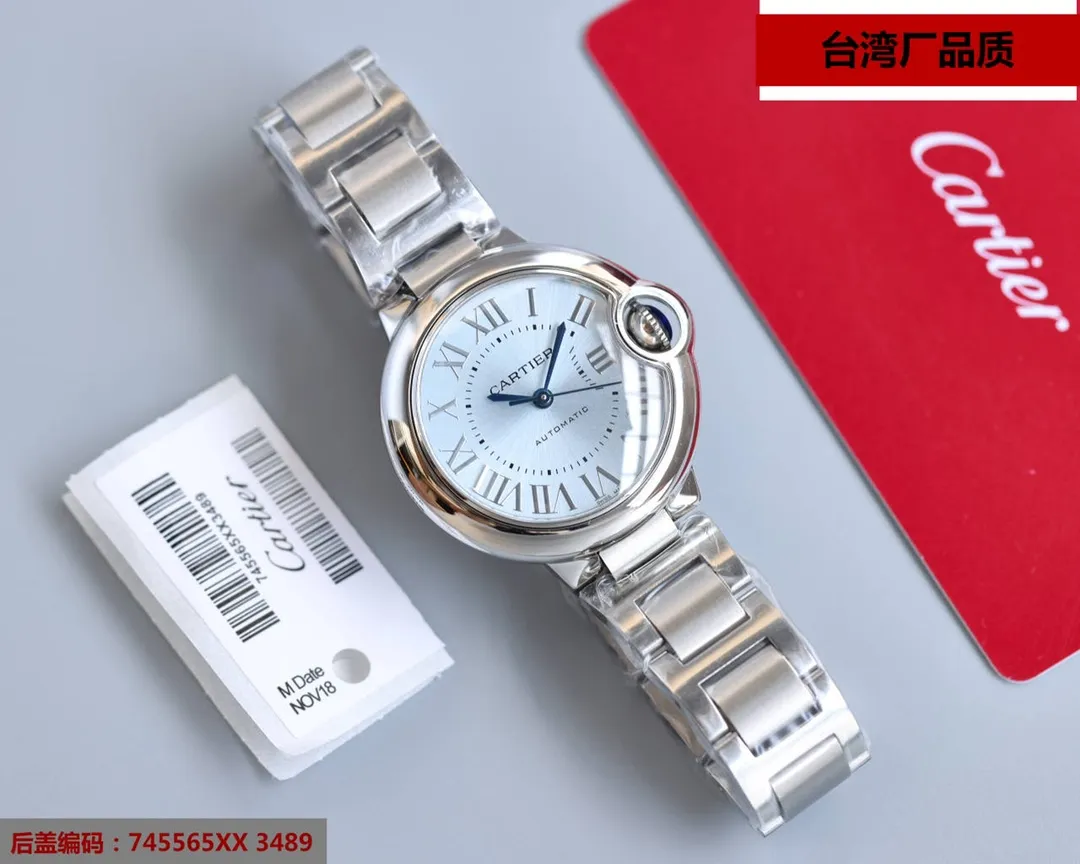 Taiwan factory blue balloon V12 version, 33 Seiko Japanese machine, (look for the bottom cover code 745565xx3489), this series of watches is famous for its delicate style and elegant style in the Cartier watchmaking industry. Of course, this watch must have such characteristics. The color of the stainless steel case makes the watch as light as a balloon, and the blue crown seems to have disobediently deviated from the original planned trajectory, like a playful couple. The Roman numerals on the dial look retro and deep, decorated with guilloche patterns and sword-shaped hands. The entire watch gives people a delicate and considerate feel. Isn’t this what couples need? Built-in: Japan's Citizen fully automatic machine, also with Swiss quartz, water drop (fish eye bubble) sapphire glass mirror, highly waterproof, burnt steel blue pointer color, curvature shape of the crown
