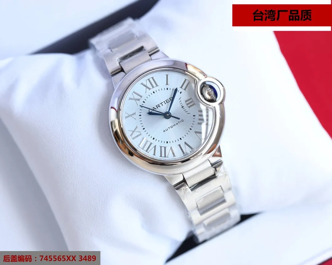 Taiwan factory blue balloon V12 version, 33 Seiko Japanese machine, (look for the bottom cover code 745565xx3489), this series of watches is famous for its delicate style and elegant style in the Cartier watchmaking industry. Of course, this watch must have such characteristics. The color of the stainless steel case makes the watch as light as a balloon, and the blue crown seems to have disobediently deviated from the original planned trajectory, like a playful couple. The Roman numerals on the dial look retro and deep, decorated with guilloche patterns and sword-shaped hands. The entire watch gives people a delicate and considerate feel. Isn’t this what couples need? Built-in: Japan's Citizen fully automatic machine, also with Swiss quartz, water drop (fish eye bubble) sapphire glass mirror, highly waterproof, burnt steel blue pointer color, curvature shape of the crown