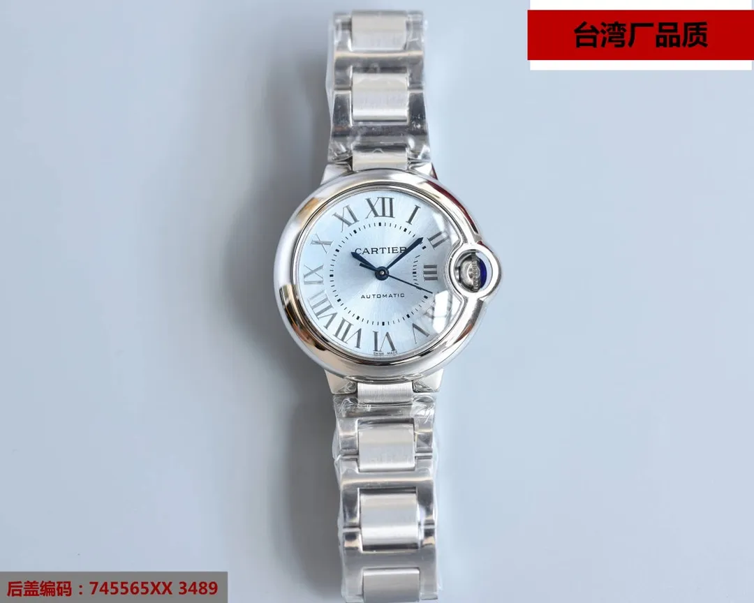 Taiwan factory blue balloon V12 version, 33 Seiko Japanese machine, (look for the bottom cover code 745565xx3489), this series of watches is famous for its delicate style and elegant style in the Cartier watchmaking industry. Of course, this watch must have such characteristics. The color of the stainless steel case makes the watch as light as a balloon, and the blue crown seems to have disobediently deviated from the original planned trajectory, like a playful couple. The Roman numerals on the dial look retro and deep, decorated with guilloche patterns and sword-shaped hands. The entire watch gives people a delicate and considerate feel. Isn’t this what couples need? Built-in: Japan's Citizen fully automatic machine, also with Swiss quartz, water drop (fish eye bubble) sapphire glass mirror, highly waterproof, burnt steel blue pointer color, curvature shape of the crown
