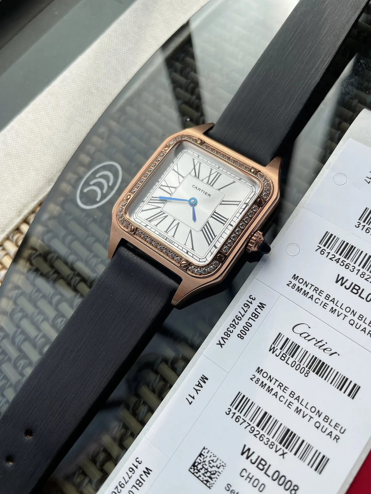 【High-end replica】💰1160! 【Customized all-in-one machine】💰1720! Santos-Dumont Cartier Santos ultra-thin Dumont series watch, intellectual ladies watch, 316L stainless steel case, blue spinel bead head, sunray pattern frosted effect, classic Roman numerals, mother-of-pearl dial, sword-shaped blue steel hands, sapphire crystal mirror, stainless steel strap