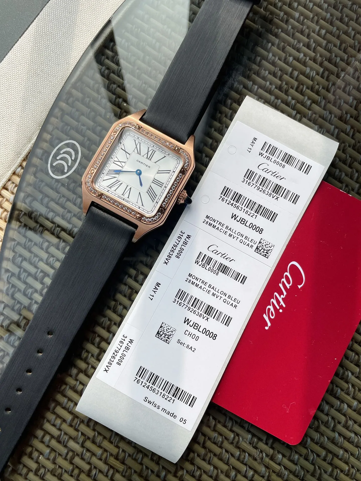 【High-end replica】💰1160! 【Customized all-in-one machine】💰1720! Santos-Dumont Cartier Santos ultra-thin Dumont series watch, intellectual ladies watch, 316L stainless steel case, blue spinel bead head, sunray pattern frosted effect, classic Roman numerals, mother-of-pearl dial, sword-shaped blue steel hands, sapphire crystal mirror, stainless steel strap