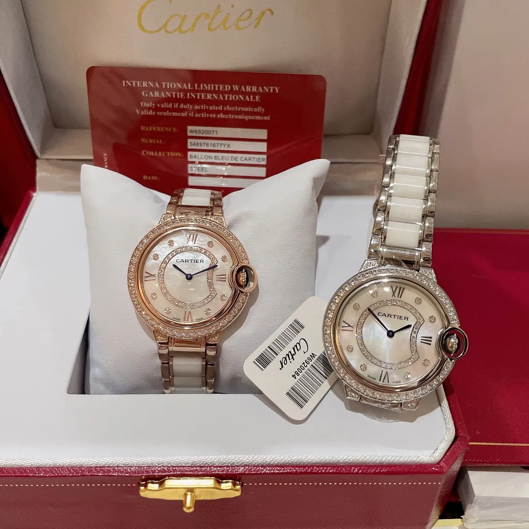 【Top replica】💰1920! New new Cartier blue balloon series! Single row of diamonds and square diamonds💎Luxury version The latest jewelry design style with diamonds and real nails✨Shell face diamond dial, showing a luxurious effect. The real thing is super beautiful💋Swiss quartz movement size 36mm. The diamond-set inner ring is the most important decorative element, allowing light to penetrate the diamonds from more angles, creating a dazzling visual effect, reflecting the noble and elegant temperament, highly recommended⭐️