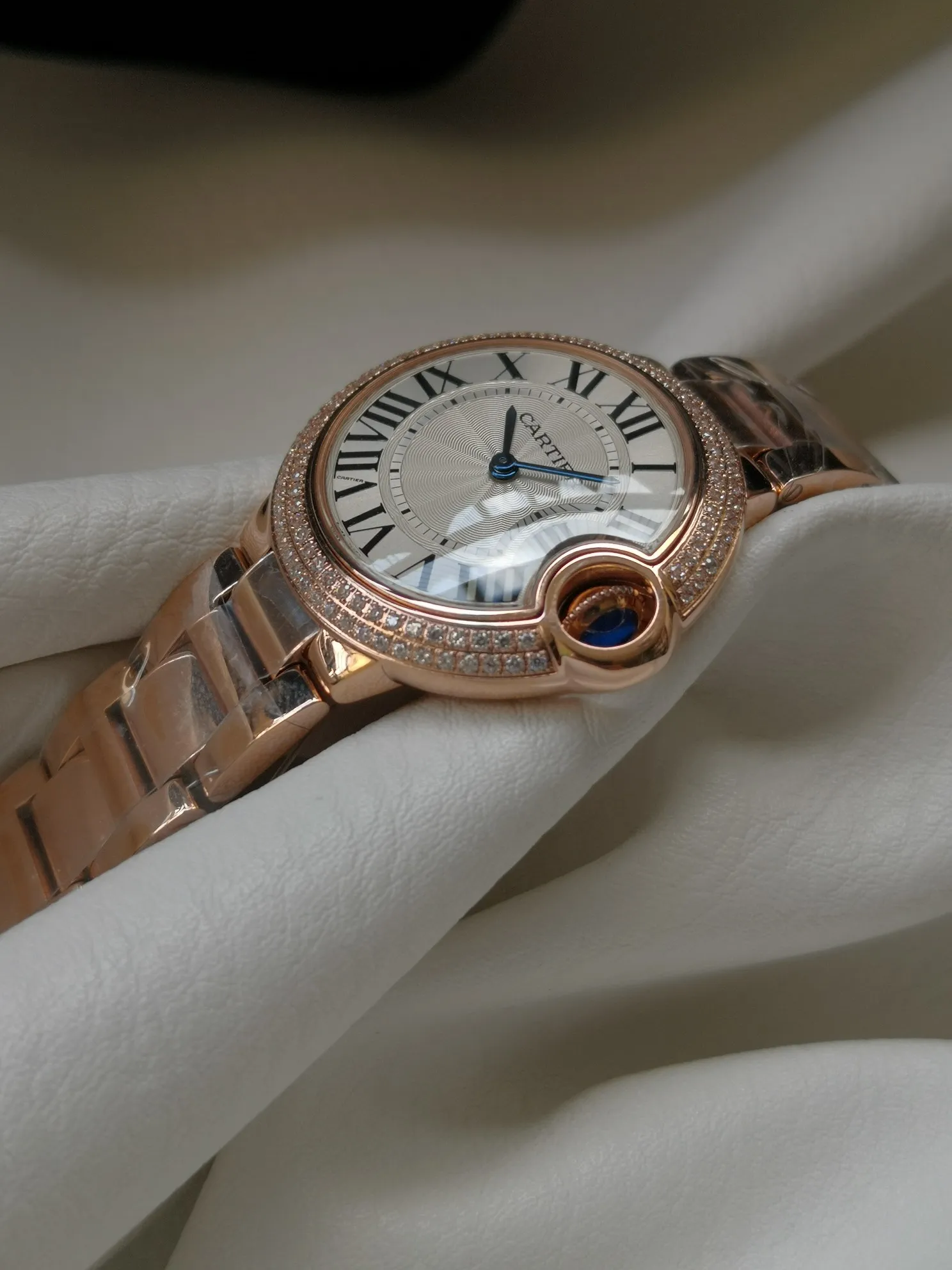 【High-end replica】💰1300! Taiwan factory 💰1920! Top replica 💰Private chat! Cartier Blue Balloon series watch (guilloché dial, sword-shaped blue steel hands, quartz, 33mm), pays tribute to the retrograde, God bless the world! This picture was taken as a top-notch replica!