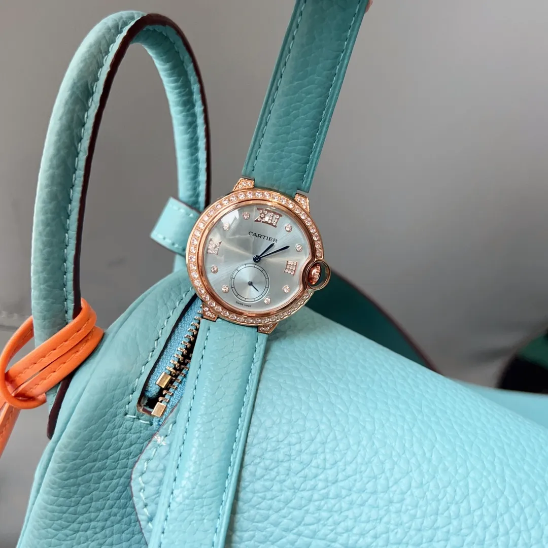 【High-end replica】💰960! Real photos of Cartier women’s watches 🆕 Romantic and mysterious colors ☑️ a symbol of good taste! Rare color 💜 The saturation of the pebbled leather is just right. The delicate sheepskin is super soft and comfortable to wear. The key is that it is super fresh. The Cartier blue balloon gold diamond surface 🌃 is full of luxury and nobility. The real thing is super beautiful 💋Swiss quartz size 36mm. Look for the exclusive color. Highly recommended to buy!