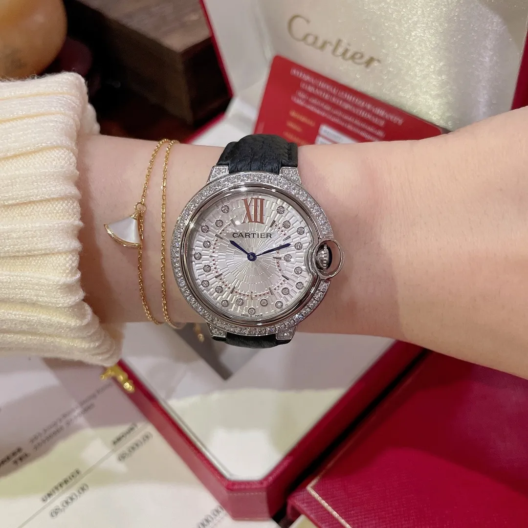 【High-end replica】💰1360! The latest model of the Cartier Blue Balloon series | If you want to attract attention, go for it (customized black lychee leather) 🔥 ✨The dial is a brand-new design, inlaid with 21 brilliant-cut round diamonds, which look like fireworks when viewed from a distance. It is the only watch with a 3D three-dimensional shape on the market. It is highly recognizable and has an integrated arc-shaped touch from top to bottom. It is light and comfortable to wear on the wrist. There are diamonds and gold beads inside the watch. Looking from the side of this watch, the diamonds and gold beads inside are reflected on the convex sapphire glass. Watch it carefully and shake it gently. From multiple angles, it seems like stars are twinkling and dazzling. It feels like you are falling into the vast starry sky, giving people an infinite reverie. The size is 36mm, so look for exclusive high quality!