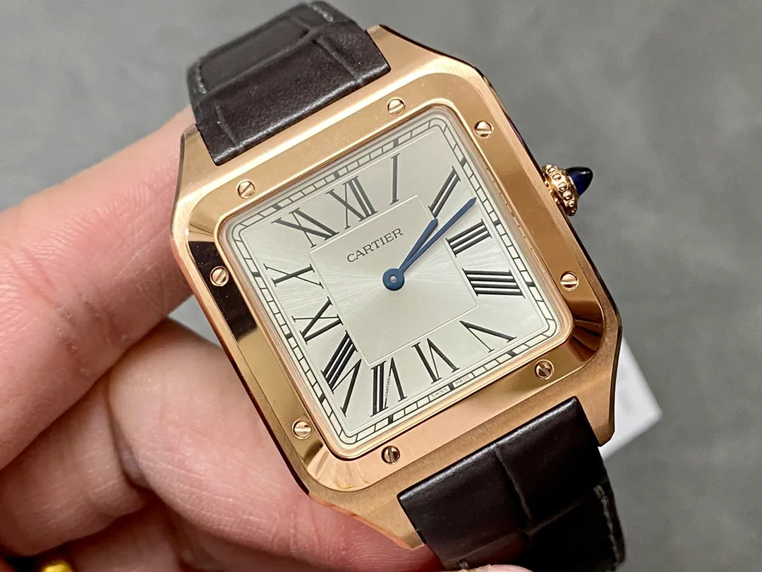 【High-end replica】💰1160! 【Taiwan Factory】💰1720! 【Top Replica】💰Private chat! Cartier's classic work, the Cartier Santos. Dumont series, has a smooth silhouette, simple and elegant shape, and is very in line with the trendy taste of contemporary gentlemen. Large watch diameter: 46.6*33.9mm, medium watch diameter: 43.5*31.4mm, small watch diameter: 38*27.5mm; Swiss quartz movement Compared with round watches, square watches have sharp edges and corners The design is particularly unique, and when it comes to classics among square watches, Cartier's Santos is naturally on the list. The Santos watch is not only a model among square watches, but is also considered "the world's first modern watch." The birth of the Santos series of watches is full of legend. At that time, Louis Cartier created a watch that could be worn on the hand for his friend, Brazilian pilot Alberto Santos Dumont, to facilitate checking the time during flight. The first modern wristwatch in history came into being. This watch is made of fine steel. The frosted dial is equipped with sword-shaped blue steel hands and classic Roman numeral time scales. It is classic and durable. The outer ring of the Roman numerals is a track scale, which adds some retro features to the watch dial. There are 8 screws on the bezel, which is very recognizable. The side is brushed and the bezel is polished, making it suitable for both formal wear and casual style. The case has a slight curvature, which fits the wrist perfectly and is very comfortable to wear; the crown is a blue natural spinel, and the Italian calfskin strap matches the blue round gemstone inlaid on the crown, giving the overall look an elegant and refined gentlemanly temperament. The pictures were taken as top replica real shots!