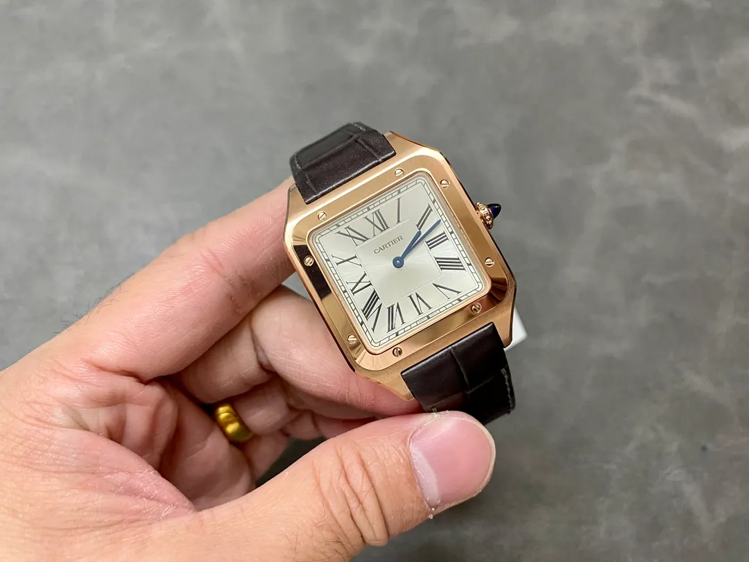 【High-end replica】💰1160! 【Taiwan Factory】💰1720! 【Top Replica】💰Private chat! Cartier's classic work, the Cartier Santos. Dumont series, has a smooth silhouette, simple and elegant shape, and is very in line with the trendy taste of contemporary gentlemen. Large watch diameter: 46.6*33.9mm, medium watch diameter: 43.5*31.4mm, small watch diameter: 38*27.5mm; Swiss quartz movement Compared with round watches, square watches have sharp edges and corners The design is particularly unique, and when it comes to classics among square watches, Cartier's Santos is naturally on the list. The Santos watch is not only a model among square watches, but is also considered "the world's first modern watch." The birth of the Santos series of watches is full of legend. At that time, Louis Cartier created a watch that could be worn on the hand for his friend, Brazilian pilot Alberto Santos Dumont, to facilitate checking the time during flight. The first modern wristwatch in history came into being. This watch is made of fine steel. The frosted dial is equipped with sword-shaped blue steel hands and classic Roman numeral time scales. It is classic and durable. The outer ring of the Roman numerals is a track scale, which adds some retro features to the watch dial. There are 8 screws on the bezel, which is very recognizable. The side is brushed and the bezel is polished, making it suitable for both formal wear and casual style. The case has a slight curvature, which fits the wrist perfectly and is very comfortable to wear; the crown is a blue natural spinel, and the Italian calfskin strap matches the blue round gemstone inlaid on the crown, giving the overall look an elegant and refined gentlemanly temperament. The pictures were taken as top replica real shots!