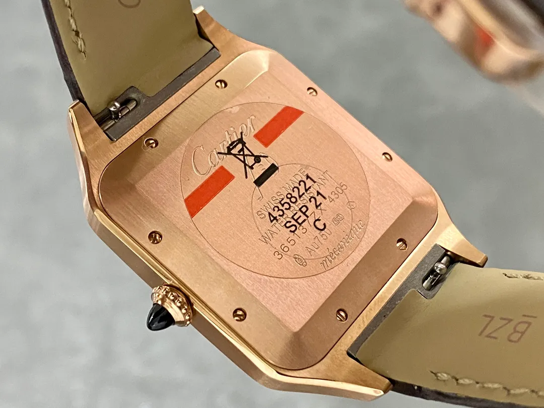 【High-end replica】💰1160! 【Taiwan Factory】💰1720! 【Top Replica】💰Private chat! Cartier's classic work, the Cartier Santos. Dumont series, has a smooth silhouette, simple and elegant shape, and is very in line with the trendy taste of contemporary gentlemen. Large watch diameter: 46.6*33.9mm, medium watch diameter: 43.5*31.4mm, small watch diameter: 38*27.5mm; Swiss quartz movement Compared with round watches, square watches have sharp edges and corners The design is particularly unique, and when it comes to classics among square watches, Cartier's Santos is naturally on the list. The Santos watch is not only a model among square watches, but is also considered "the world's first modern watch." The birth of the Santos series of watches is full of legend. At that time, Louis Cartier created a watch that could be worn on the hand for his friend, Brazilian pilot Alberto Santos Dumont, to facilitate checking the time during flight. The first modern wristwatch in history came into being. This watch is made of fine steel. The frosted dial is equipped with sword-shaped blue steel hands and classic Roman numeral time scales. It is classic and durable. The outer ring of the Roman numerals is a track scale, which adds some retro features to the watch dial. There are 8 screws on the bezel, which is very recognizable. The side is brushed and the bezel is polished, making it suitable for both formal wear and casual style. The case has a slight curvature, which fits the wrist perfectly and is very comfortable to wear; the crown is a blue natural spinel, and the Italian calfskin strap matches the blue round gemstone inlaid on the crown, giving the overall look an elegant and refined gentlemanly temperament. The pictures were taken as top replica real shots!