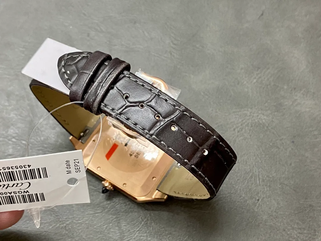 【High-end replica】💰1160! 【Taiwan Factory】💰1720! 【Top Replica】💰Private chat! Cartier's classic work, the Cartier Santos. Dumont series, has a smooth silhouette, simple and elegant shape, and is very in line with the trendy taste of contemporary gentlemen. Large watch diameter: 46.6*33.9mm, medium watch diameter: 43.5*31.4mm, small watch diameter: 38*27.5mm; Swiss quartz movement Compared with round watches, square watches have sharp edges and corners The design is particularly unique, and when it comes to classics among square watches, Cartier's Santos is naturally on the list. The Santos watch is not only a model among square watches, but is also considered "the world's first modern watch." The birth of the Santos series of watches is full of legend. At that time, Louis Cartier created a watch that could be worn on the hand for his friend, Brazilian pilot Alberto Santos Dumont, to facilitate checking the time during flight. The first modern wristwatch in history came into being. This watch is made of fine steel. The frosted dial is equipped with sword-shaped blue steel hands and classic Roman numeral time scales. It is classic and durable. The outer ring of the Roman numerals is a track scale, which adds some retro features to the watch dial. There are 8 screws on the bezel, which is very recognizable. The side is brushed and the bezel is polished, making it suitable for both formal wear and casual style. The case has a slight curvature, which fits the wrist perfectly and is very comfortable to wear; the crown is a blue natural spinel, and the Italian calfskin strap matches the blue round gemstone inlaid on the crown, giving the overall look an elegant and refined gentlemanly temperament. The pictures were taken as top replica real shots!