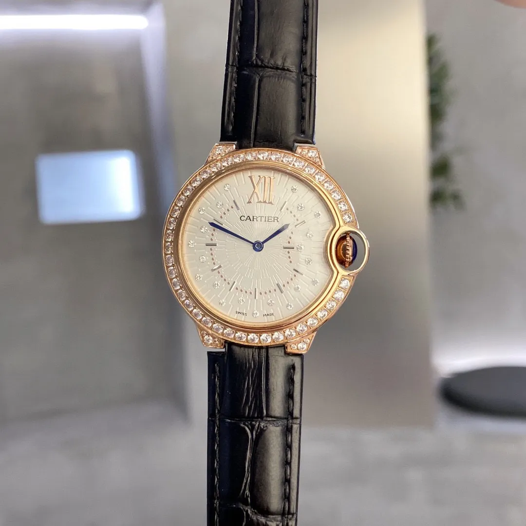 【High-end replica】💰1160! 2022 latest [CARTIER] Cartier Blue Balloon-Ballon Blue De Cartier series🔥hot-selling item, 316L stainless steel case, fancy hand-set diamonds, dial design is like shooting stars🌠scattered on the ground🎆, full of sparkle, imported quartz movement, color is super white, and the beauty and temperament flash by waving your hands🌌Original folding clasp, size: 36mm