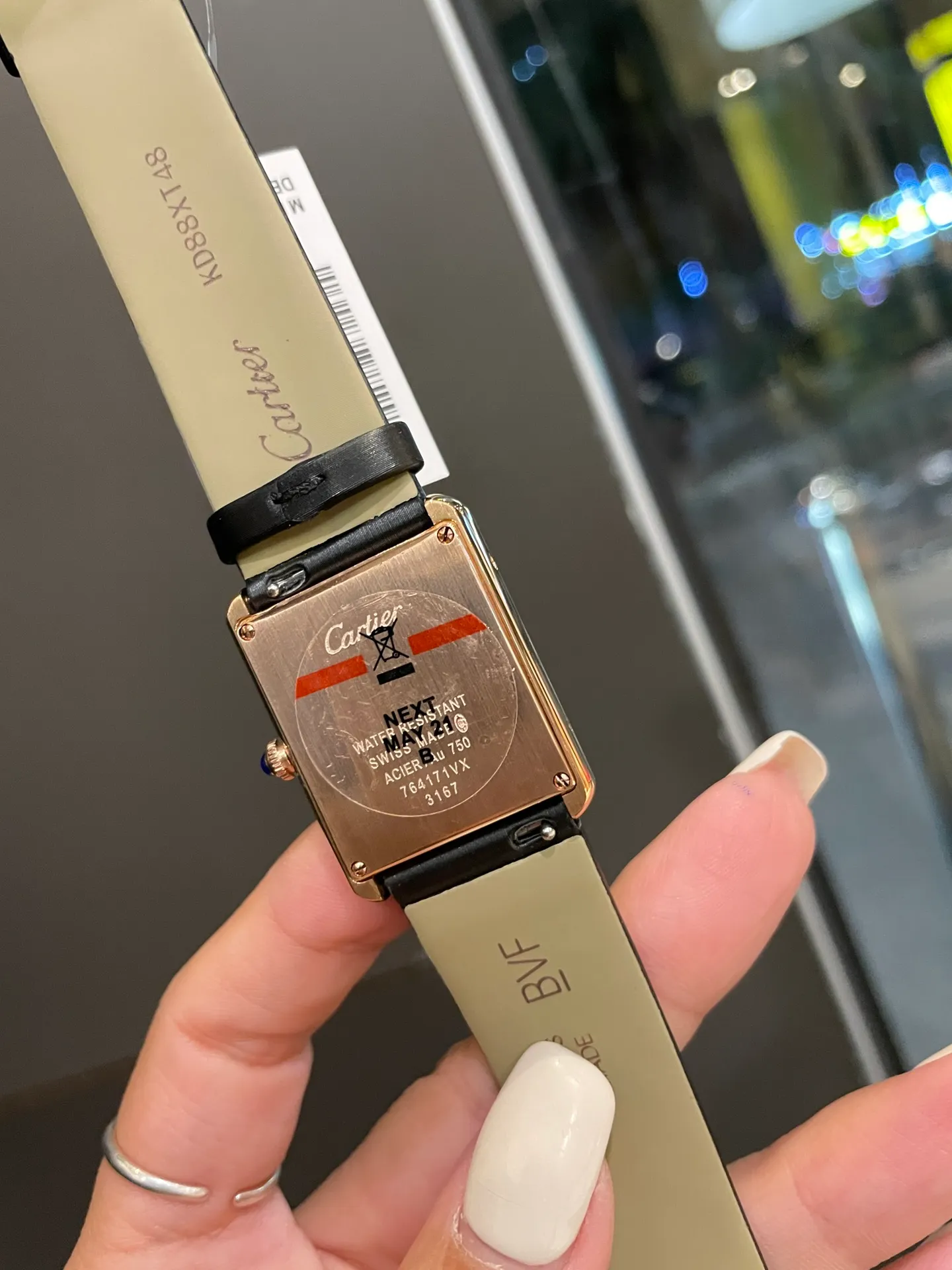 [High-end replica] 💰960 each! Cartier tank series retro watch TANK tank series! The lettering adopts three-dimensional protrusion, 316L stainless steel version, couple watch. Medium size 27MMX34MM, small size 24MMX31MM. The details are polished, the color of the hands, the curvature of the handle, the original pebbled leather belt, the original stainless steel belt, with sticker code, color distribution: white shell, gold shell, rose gold shell, strap colors are complete! Imported movement TankSolo's ingenious work is worth owning!