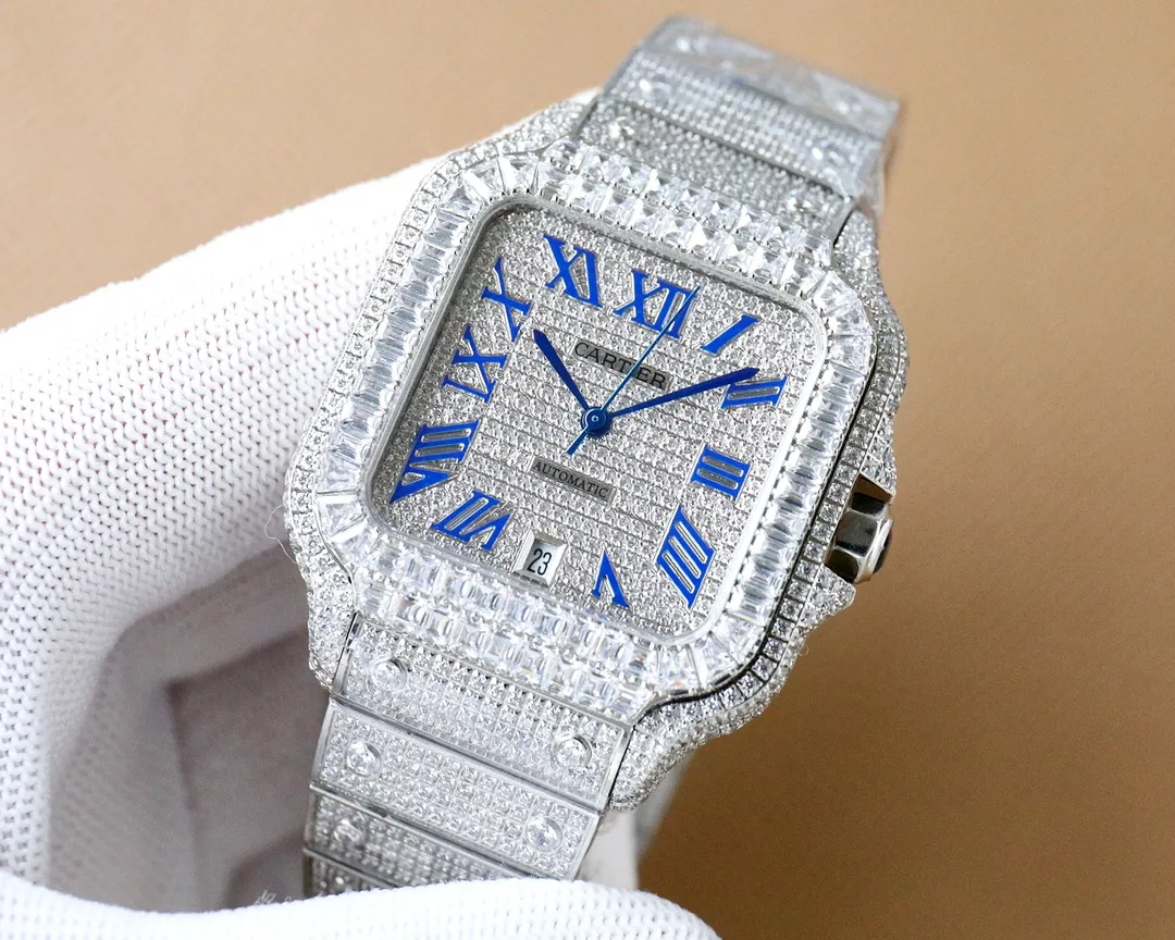 The new Cartier Santos Gypsophila is coming! The entire bezel is inlaid with ashlar, and all diamond colors on the text can be matched and interchanged at will. The most outstanding thing is the T-square inlaid bezel, which is extremely difficult and extremely complex. The machine uses the most advanced and top-notch inlay technology. The details of the workmanship of the big factory and the diamond inlay effect are of first-class quality. The actual product shall prevail. 📛Key Points 1️⃣ Key details of this watch. There are no screws in the steel band ring. It has been updated and replaced with diamonds instead of screws. The whole watch looks more upscale and noble. The overall craftsmanship makes the whole watch look very stunning. In order to achieve the screw-free steel band ring, the effect has gone through countless attempts to maintain the thickness of the original strap while ensuring a perfect inlay effect; 1. Made of 904 stainless steel, size 40mm, using stable 2836 movement, stable running time! 2. Swiss-made fired steel hands, equipped with blue glass anti-reflective white film/anti-glare/anti-handprint. 3. The entire watch is hand-set with 4555 diamonds, shining at 360 degrees without blind spots. It is the most set of gems so far. Luxury can no longer be completely summarized, it is more about nobility + dazzling. It is absolutely yyds to wear. The strap without screws, the diamond strap, and the sparkling strap are very snug and comfortable! Welcome to taste it🔥Top-quality products, the best products are constantly coming🔥