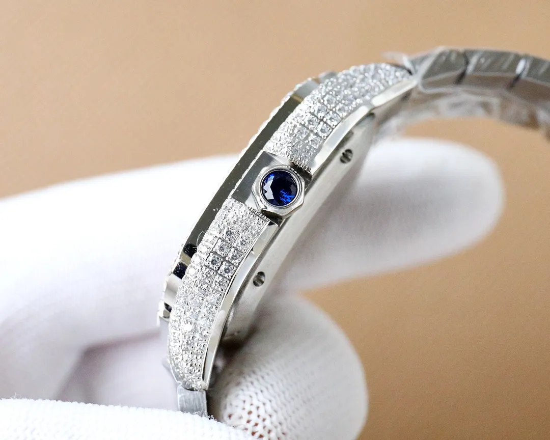 The new Cartier Santos Gypsophila is coming! The entire bezel is inlaid with ashlar, and all diamond colors on the text can be matched and interchanged at will. The most outstanding thing is the T-square inlaid bezel, which is extremely difficult and extremely complex. The machine uses the most advanced and top-notch inlay technology. The details of the workmanship of the big factory and the diamond inlay effect are of first-class quality. The actual product shall prevail. 📛Key Points 1️⃣ Key details of this watch. There are no screws in the steel band ring. It has been updated and replaced with diamonds instead of screws. The whole watch looks more upscale and noble. The overall craftsmanship makes the whole watch look very stunning. In order to achieve the screw-free steel band ring, the effect has gone through countless attempts to maintain the thickness of the original strap while ensuring a perfect inlay effect; 1. Made of 904 stainless steel, size 40mm, using stable 2836 movement, stable running time! 2. Swiss-made fired steel hands, equipped with blue glass anti-reflective white film/anti-glare/anti-handprint. 3. The entire watch is hand-set with 4555 diamonds, shining at 360 degrees without blind spots. It is the most set of gems so far. Luxury can no longer be completely summarized, it is more about nobility + dazzling. It is absolutely yyds to wear. The strap without screws, the diamond strap, and the sparkling strap are very snug and comfortable! Welcome to taste it🔥Top-quality products, the best products are constantly coming🔥