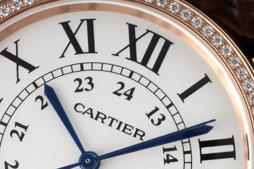 【Foreign trade import】💰2560! Cartier London SOLO series men's model, authentic open mold 🎈 1. [Case] ​​316 stainless steel, CNC deeply processed handle inlaid with the same white spinel gemstones as the genuine product, Mohs hardness reaches nine levels, equipped with sapphire scratch-resistant mirror!  2. [Inlay] All the diamonds on the case and buckle are imported Czech diamonds, with top cutting technology, uniform size, and perfect inlay. 3. [Size] The size of 42mm*9mm is not only exquisite and elegant, but also practical, suitable for various clothing occasions.  4. [Movement] The imported mechanical machine is used to modify the movement, and the original sealed bottom cover is used! Good stability!  5. [Strap] Paired with original imported Italian crocodile leather pattern 6. [Details] The three-pin model uses the same easy-to-use one-button ear-opening function as the original!  This is the darling of the luxury trend, a watch worthy of collection by men🔥Top-level products with constant quality🔥