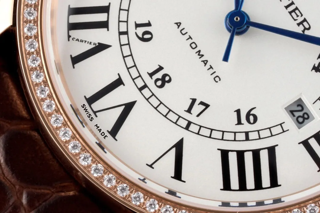 【Foreign trade import】💰2560! Cartier London SOLO series men's model, authentic open mold 🎈 1. [Case] ​​316 stainless steel, CNC deeply processed handle inlaid with the same white spinel gemstones as the genuine product, Mohs hardness reaches nine levels, equipped with sapphire scratch-resistant mirror!  2. [Inlay] All the diamonds on the case and buckle are imported Czech diamonds, with top cutting technology, uniform size, and perfect inlay. 3. [Size] The size of 42mm*9mm is not only exquisite and elegant, but also practical, suitable for various clothing occasions.  4. [Movement] The imported mechanical machine is used to modify the movement, and the original sealed bottom cover is used! Good stability!  5. [Strap] Paired with original imported Italian crocodile leather pattern 6. [Details] The three-pin model uses the same easy-to-use one-button ear-opening function as the original!  This is the darling of the luxury trend, a watch worthy of collection by men🔥Top-level products with constant quality🔥