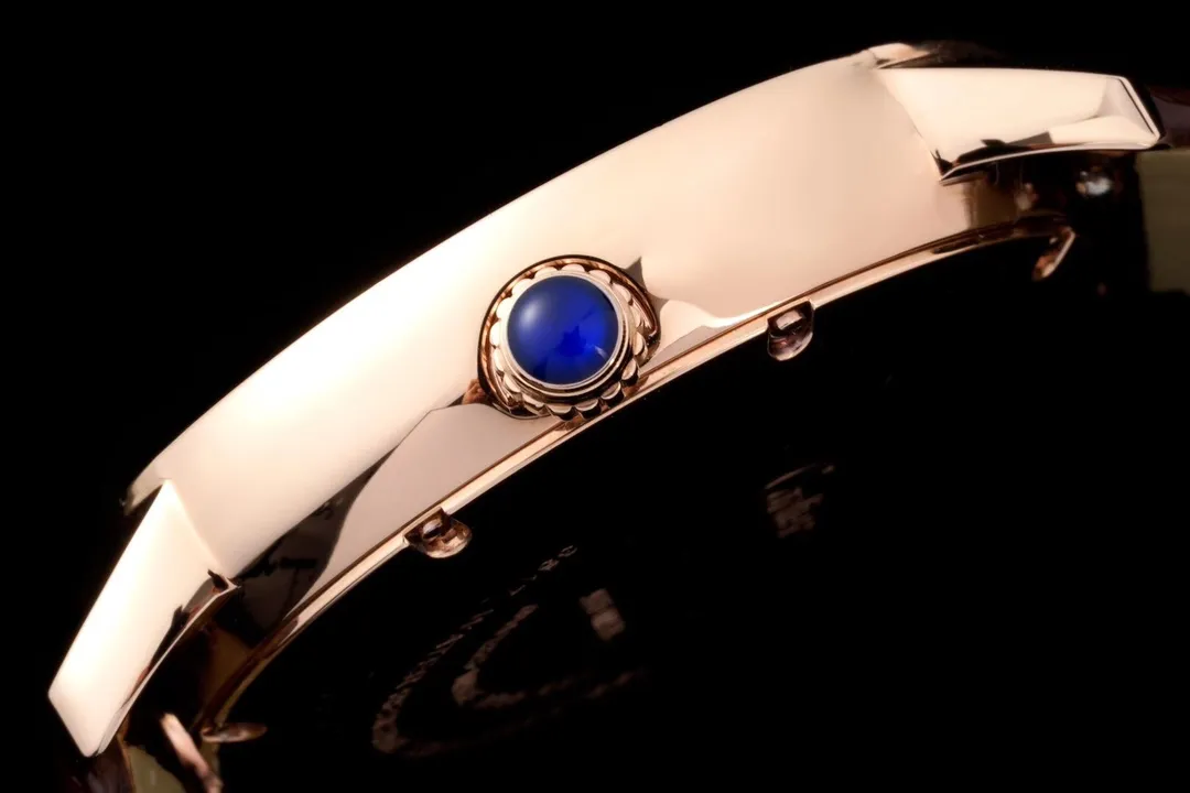 【Foreign trade import】💰2560! Cartier London SOLO series men's model, authentic open mold 🎈 1. [Case] ​​316 stainless steel, CNC deeply processed handle inlaid with the same white spinel gemstones as the genuine product, Mohs hardness reaches nine levels, equipped with sapphire scratch-resistant mirror!  2. [Inlay] All the diamonds on the case and buckle are imported Czech diamonds, with top cutting technology, uniform size, and perfect inlay. 3. [Size] The size of 42mm*9mm is not only exquisite and elegant, but also practical, suitable for various clothing occasions.  4. [Movement] The imported mechanical machine is used to modify the movement, and the original sealed bottom cover is used! Good stability!  5. [Strap] Paired with original imported Italian crocodile leather pattern 6. [Details] The three-pin model uses the same easy-to-use one-button ear-opening function as the original!  This is the darling of the luxury trend, a watch worthy of collection by men🔥Top-level products with constant quality🔥
