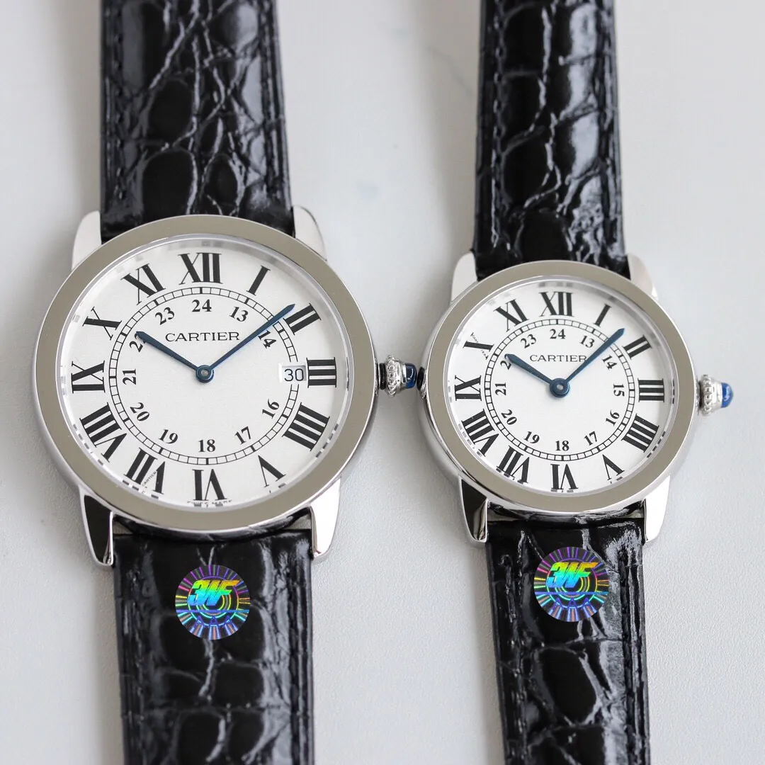 【High-end replica】💰1440! [Top replica] 💰3300 yuan each! Cartier RONDE DE CARTIER The London series WSRN0021 was released at the same time as the W6700155 model. The couple's watch is large and small, perfectly retaining the elegant appearance and Cartier characteristics, Roman numerals, sword-shaped grilled steel blue hands, sapphire glass mirror, silver-plated pearlescent dial, smooth and balanced design style, showing full luster, equipped with original Swiss imported quartz movement (the appearance of the movement is consistent with the original). Large diameter size: 36mm diameter, small diameter size: 29.5mm. It is matched with the imported Italian calfskin original buckle and is compatible with the original version.