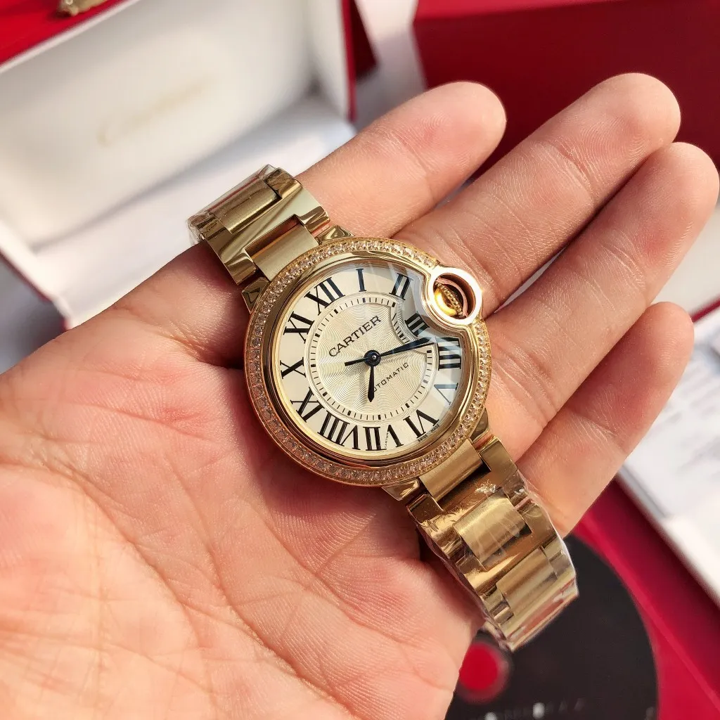 【Customized all-in-one machine】💰2560! 【Top replica】💰3500! Cartier 33mm blue balloon arrives! The exclusive quality of the classic blue balloon, a must-have model for goddesses. Highlight 1: The case is slender, the body has beautiful curvature, the lines are clear and full, the crown is in the middle, and the thickness of the body is only 10.8mm [strong] Highlight 2: The color of the crown appears sapphire blue under natural light and ruby red under the luminous pen. This technology is first used in the Citizen movement version [strong] Highlight 3: Same core as the big manufacturer, equipped with high-end women's mechanical movement Seiko NH05. This movement is widely used in women's models from big manufacturers, with excellent performance [strong] Highlight 4: Sapphire mirror, five-layer fisheye sapphire glass mirror, gracefully positioned crescent edge on the head, the slope and curvature are consistent with the original [strong] Highlight 5: Steel-band oscillating screws, using synchronous technology from big manufacturers, order original synchronous oscillating screws at a high price [strong] Based on the above-mentioned details, the overall shell shape and appearance lines are exquisite, with a high degree of integration and a number of high-end craftsmanship integrated into one, making it attractive for those who prefer low-cost products [Seduce]