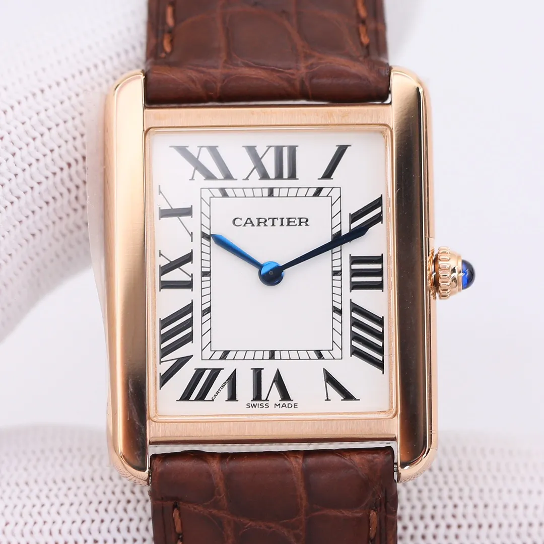 【Top Replica】💰2760! Cartier Tank [Litchi Grain Cowhide] Quick-release raw ear original cowhide, following the previous re-engraving plan. Use original parts and assemble them to create a unique clone that can compete with the original product. TANK-SOLO invites all watch friends to appreciate it. [Case] ​​The square case contains the universe. It is very difficult to alternate between rounded corners and right angles in order to pursue the perfect effect. Every finished product reflects the watchmaker’s patience and perseverance in striving for excellence. [Wonderful details] The bullet-shaped spinel, silver-plated pearlescent dial and blued hands are all supplied by the original parts factory. Combined with other accessories, the degree of simulation is unparalleled. [Strap] The same as the original factory, maintaining the choice of two straps - 1. Mississippi alligator leather 2. Aishi style TOGO leather. The former has extraordinary texture and the latter is comfortable to wear. Small size 31mm✖️24mm. Thickness 5.55! Medium size 35mm✖️27mm. Thickness 5.55! Real shots of shipment. Factory quality! Welcome to reprint!