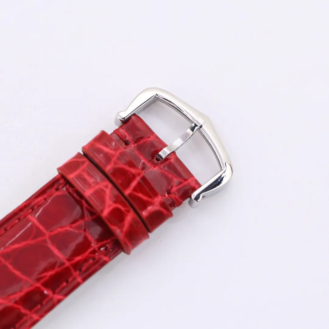 【Top Replica】💰2760! Cartier Tank [Litchi Grain Cowhide] Quick-release raw ear original cowhide, following the previous re-engraving plan. Use original parts and assemble them to create a unique clone that can compete with the original product. TANK-SOLO invites all watch friends to appreciate it. [Case] ​​The square case contains the universe. It is very difficult to alternate between rounded corners and right angles in order to pursue the perfect effect. Every finished product reflects the watchmaker’s patience and perseverance in striving for excellence. [Wonderful details] The bullet-shaped spinel, silver-plated pearlescent dial and blued hands are all supplied by the original parts factory. Combined with other accessories, the degree of simulation is unparalleled. [Strap] The same as the original factory, maintaining the choice of two straps - 1. Mississippi alligator leather 2. Aishi style TOGO leather. The former has extraordinary texture and the latter is comfortable to wear. Small size 31mm✖️24mm. Thickness 5.55! Medium size 35mm✖️27mm. Thickness 5.55! Real shots of shipment. Factory quality! Welcome to reprint!