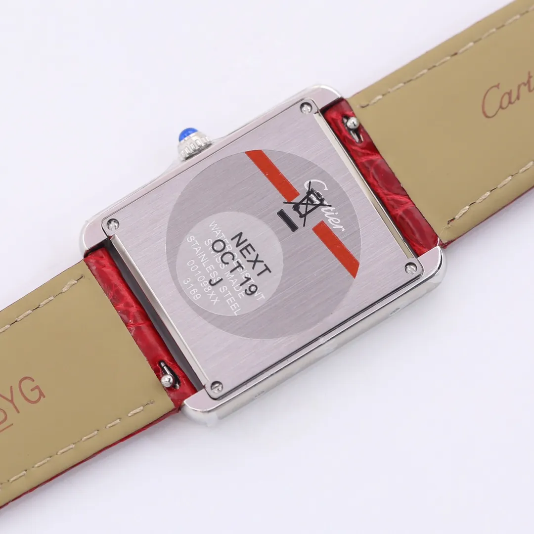 【Top Replica】💰2760! Cartier Tank [Litchi Grain Cowhide] Quick-release raw ear original cowhide, following the previous re-engraving plan. Use original parts and assemble them to create a unique clone that can compete with the original product. TANK-SOLO invites all watch friends to appreciate it. [Case] ​​The square case contains the universe. It is very difficult to alternate between rounded corners and right angles in order to pursue the perfect effect. Every finished product reflects the watchmaker’s patience and perseverance in striving for excellence. [Wonderful details] The bullet-shaped spinel, silver-plated pearlescent dial and blued hands are all supplied by the original parts factory. Combined with other accessories, the degree of simulation is unparalleled. [Strap] The same as the original factory, maintaining the choice of two straps - 1. Mississippi alligator leather 2. Aishi style TOGO leather. The former has extraordinary texture and the latter is comfortable to wear. Small size 31mm✖️24mm. Thickness 5.55! Medium size 35mm✖️27mm. Thickness 5.55! Real shots of shipment. Factory quality! Welcome to reprint!