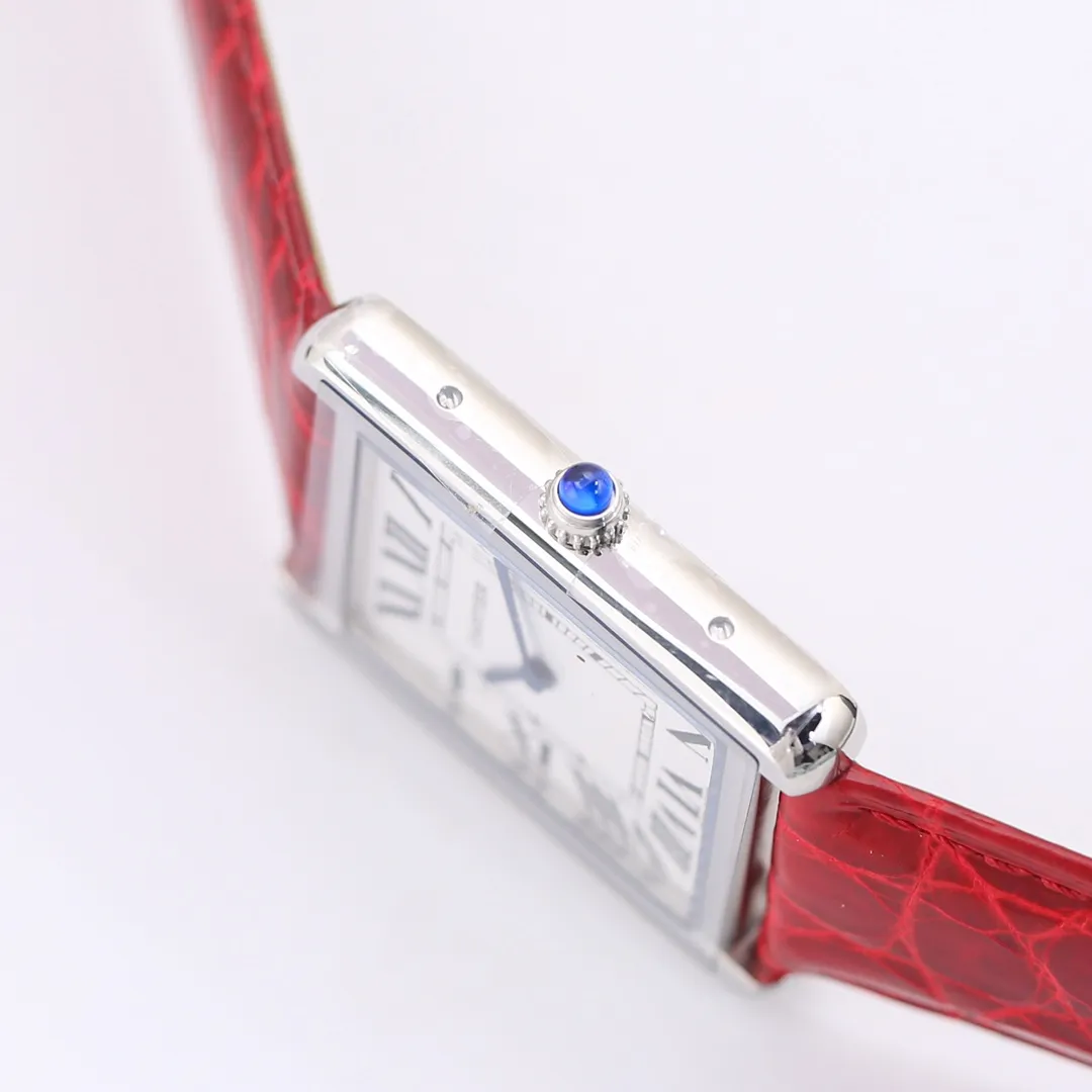 【Top Replica】💰2760! Cartier Tank [Litchi Grain Cowhide] Quick-release raw ear original cowhide, following the previous re-engraving plan. Use original parts and assemble them to create a unique clone that can compete with the original product. TANK-SOLO invites all watch friends to appreciate it. [Case] ​​The square case contains the universe. It is very difficult to alternate between rounded corners and right angles in order to pursue the perfect effect. Every finished product reflects the watchmaker’s patience and perseverance in striving for excellence. [Wonderful details] The bullet-shaped spinel, silver-plated pearlescent dial and blued hands are all supplied by the original parts factory. Combined with other accessories, the degree of simulation is unparalleled. [Strap] The same as the original factory, maintaining the choice of two straps - 1. Mississippi alligator leather 2. Aishi style TOGO leather. The former has extraordinary texture and the latter is comfortable to wear. Small size 31mm✖️24mm. Thickness 5.55! Medium size 35mm✖️27mm. Thickness 5.55! Real shots of shipment. Factory quality! Welcome to reprint!