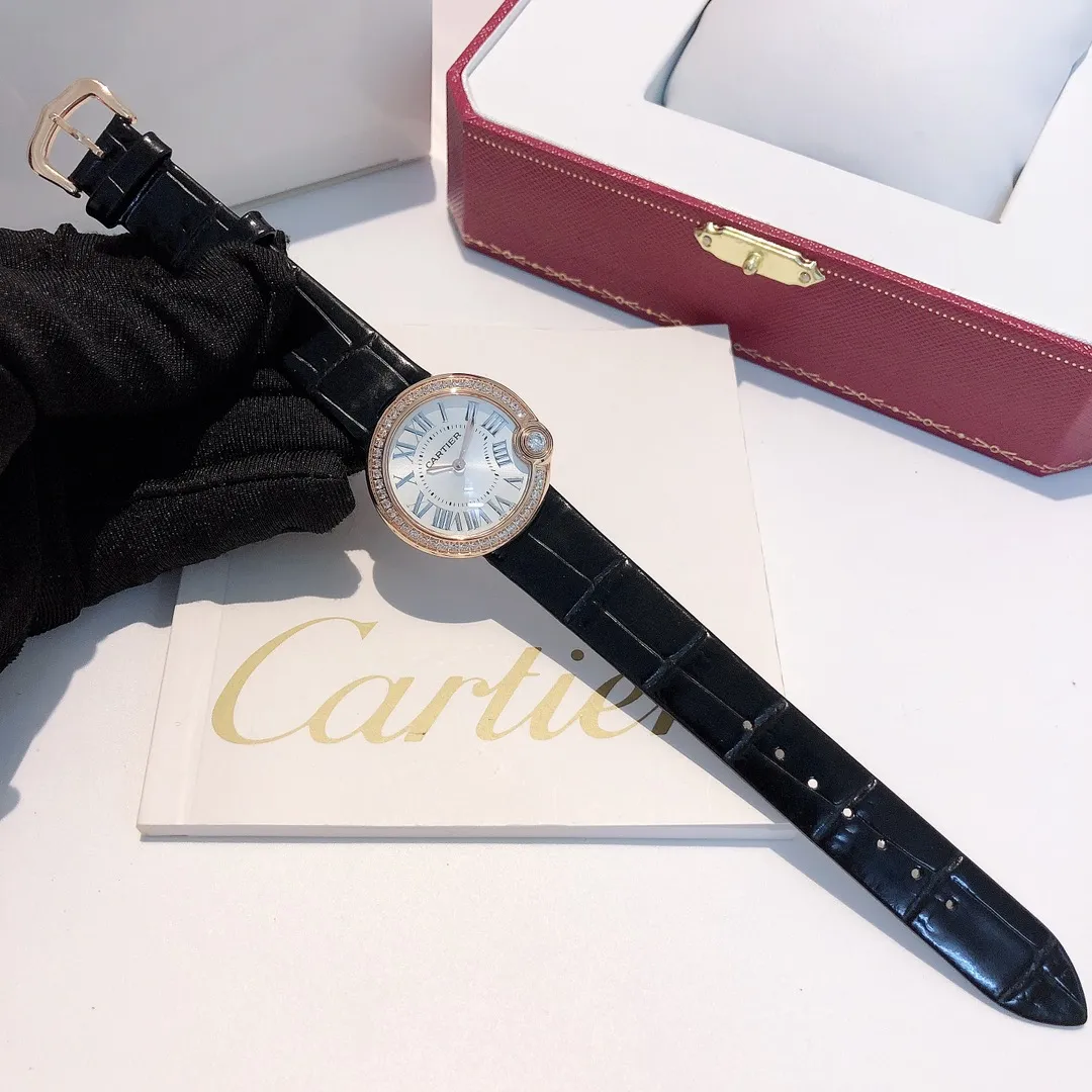 【High-end replica】💰1240! The most whitening balloon Cartier Ballon Blanc de Cartier series! Size 30mm! Counter genuine synchronized version! I fell in love with the white balloon at first sight! "Haze Gray" is super white! The biggest difference between the white balloon and the blue balloon is that there is a rhombus diamond in the fourth position! The low-key leather strap complements the luster of the electroplated 18k rose gold dial! The latest styles from the counter will not be as popular as blue balloons! (1)Swiss Ronda quartz movement➕(2)With fisheye sapphire mirror glass, the crown at 4 o'clock is set with a 0.14 carat diamond! The color perfectly restores the real diamond! Rhombus-shaped diamonds are different from ordinary zircons on the market! (3) Silver Roman font, not blue! The grilled blue needle hands have also been changed to rose gold! (4) We also spend a lot of money on the watch strap to achieve genuine 1:1 quality and match it with Italian cowhide.