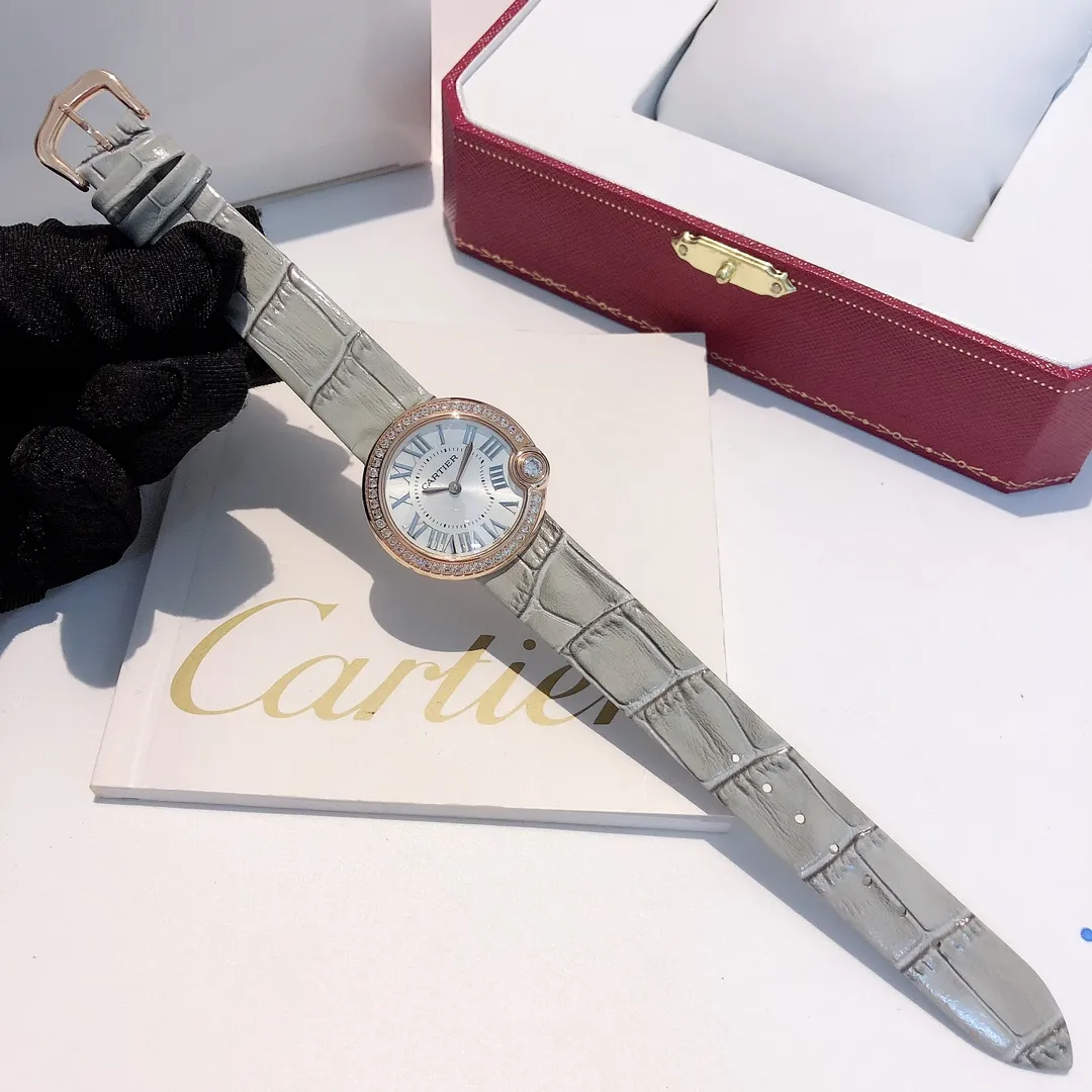 【High-end replica】💰1240! The most whitening balloon Cartier Ballon Blanc de Cartier series! Size 30mm! Counter genuine synchronized version! I fell in love with the white balloon at first sight! "Haze Gray" is super white! The biggest difference between the white balloon and the blue balloon is that there is a rhombus diamond in the fourth position! The low-key leather strap complements the luster of the electroplated 18k rose gold dial! The latest styles from the counter will not be as popular as blue balloons! (1)Swiss Ronda quartz movement➕(2)With fisheye sapphire mirror glass, the crown at 4 o'clock is set with a 0.14 carat diamond! The color perfectly restores the real diamond! Rhombus-shaped diamonds are different from ordinary zircons on the market! (3) Silver Roman font, not blue! The grilled blue needle hands have also been changed to rose gold! (4) We also spend a lot of money on the watch strap to achieve genuine 1:1 quality and match it with Italian cowhide.