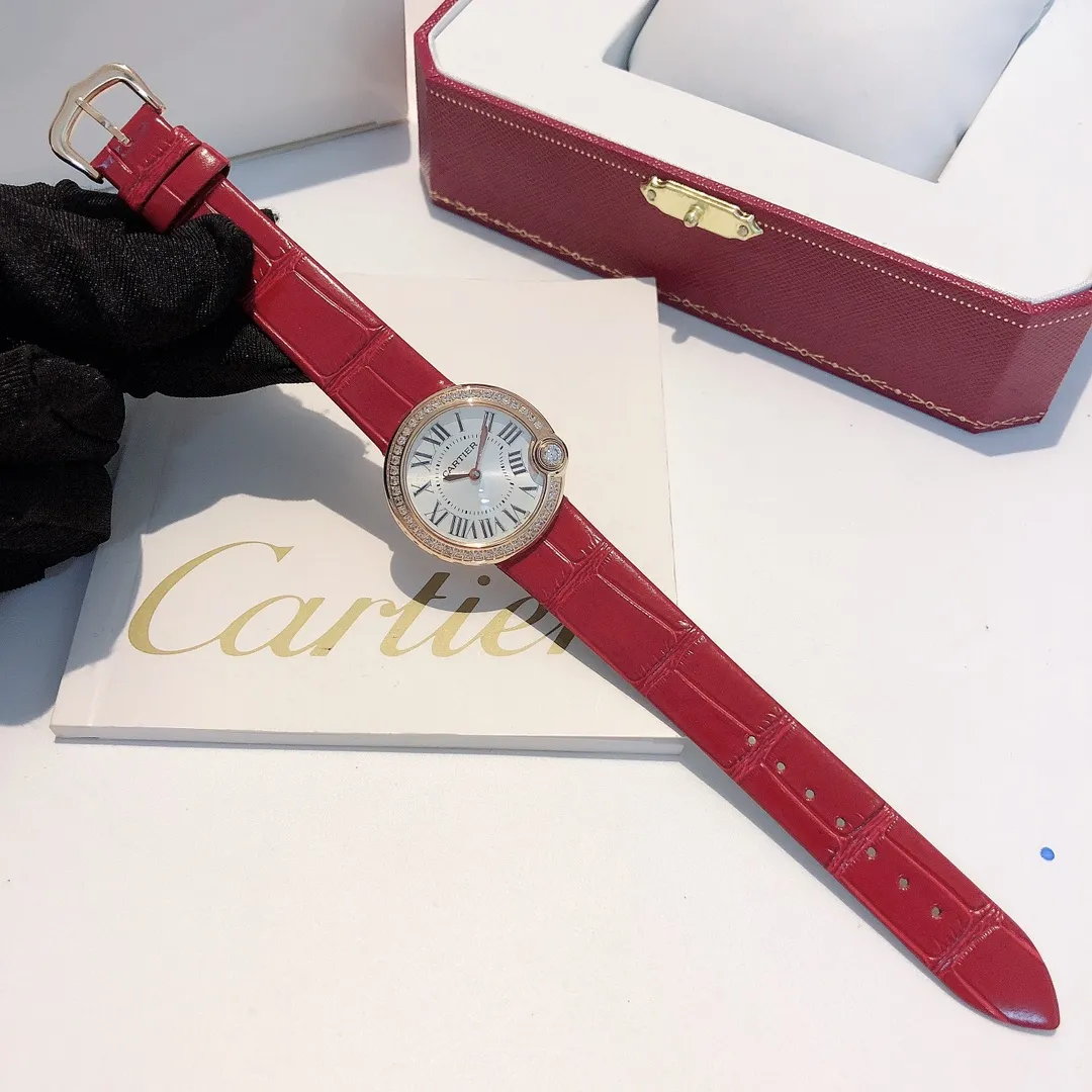 【High-end replica】💰1240! The most whitening balloon Cartier Ballon Blanc de Cartier series! Size 30mm! Counter genuine synchronized version! I fell in love with the white balloon at first sight! "Haze Gray" is super white! The biggest difference between the white balloon and the blue balloon is that there is a rhombus diamond in the fourth position! The low-key leather strap complements the luster of the electroplated 18k rose gold dial! The latest styles from the counter will not be as popular as blue balloons! (1)Swiss Ronda quartz movement➕(2)With fisheye sapphire mirror glass, the crown at 4 o'clock is set with a 0.14 carat diamond! The color perfectly restores the real diamond! Rhombus-shaped diamonds are different from ordinary zircons on the market! (3) Silver Roman font, not blue! The grilled blue needle hands have also been changed to rose gold! (4) We also spend a lot of money on the watch strap to achieve genuine 1:1 quality and match it with Italian cowhide.