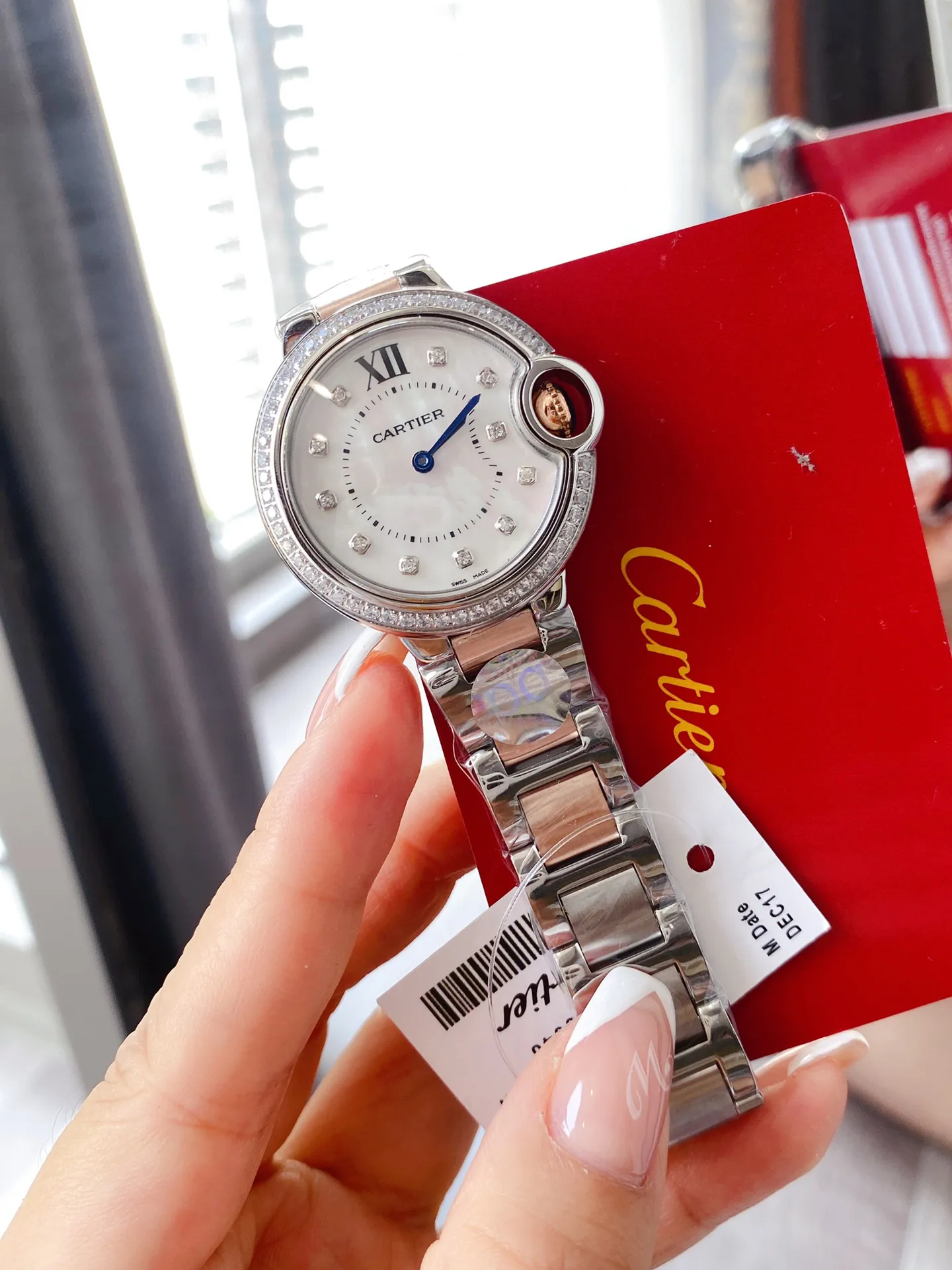 【Foreign trade import】💰1120! Cartier's classic Blue Balloon "Ca is a cost-effective replica of the strap screw hole, truly a 1:1 replica. With its convex curved case, guilloche dial, and sword-shaped hands, in the world of Cartier watchmaking, the Ballon Bleu watch is famous for its delicate style and elegant style.