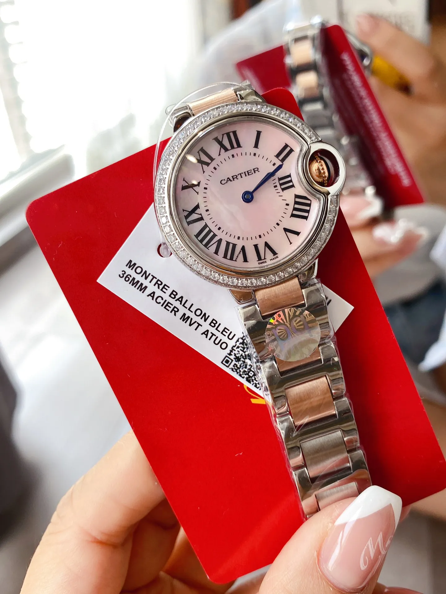 【Foreign trade import】💰1120! Cartier's classic Blue Balloon "Ca is a cost-effective replica of the strap screw hole, truly a 1:1 replica. With its convex curved case, guilloche dial, and sword-shaped hands, in the world of Cartier watchmaking, the Ballon Bleu watch is famous for its delicate style and elegant style.