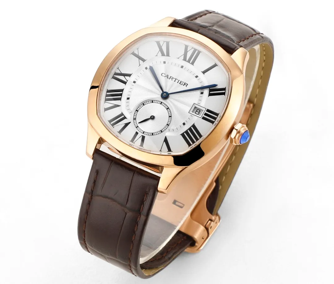 TW's new product is grandly launched [unparalleled, upright and elegant] TW's new product - Cartier Drive de Cartier series watches. The elegant and solemn pillow-shaped design combined with neat and generous line layout shows the masculine and unyielding charm of men. [Case] ​​Watch data 40mmX41mmX12mm (the thinnest on the market). The unique pillow-shaped case is top-notch in workmanship, and the clear and full arc lines are reproduced in place. TW strives for excellence to restore the experience closest to the original version for our watch friends. [Technical breakthrough] Seagull movement is used to modify the original Cal.1904-PS MC movement. The automatic rotor and large and small splints are all rhodium-plated. The position of the balance wheel is consistent with the original product, and the simulation is close to that of the counter. [Wonderful details] 1. The original mold is purchased exclusively in the market 2. The quenched blue steel hands are full and three-dimensional 3. The classic button lock pattern on the dial is delicate and coordinated 4. The 12 Roman logos are superimposed and printed, resulting in a round and neat effect. Calm and restrained, with superb craftsmanship, produced by TW, it adds a unique touch to your wrist.