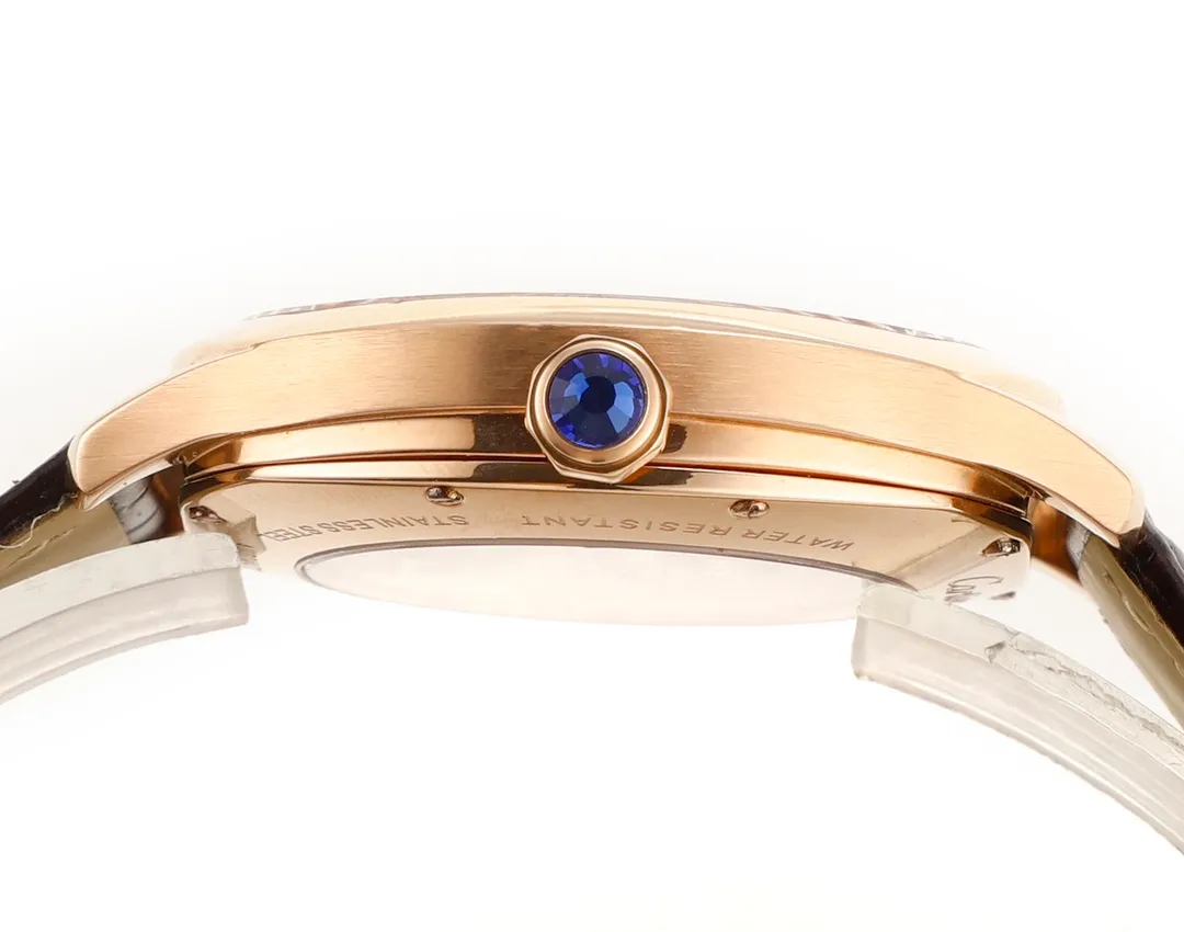 TW's new product is grandly launched [unparalleled, upright and elegant] TW's new product - Cartier Drive de Cartier series watches. The elegant and solemn pillow-shaped design combined with neat and generous line layout shows the masculine and unyielding charm of men. [Case] ​​Watch data 40mmX41mmX12mm (the thinnest on the market). The unique pillow-shaped case is top-notch in workmanship, and the clear and full arc lines are reproduced in place. TW strives for excellence to restore the experience closest to the original version for our watch friends. [Technical breakthrough] Seagull movement is used to modify the original Cal.1904-PS MC movement. The automatic rotor and large and small splints are all rhodium-plated. The position of the balance wheel is consistent with the original product, and the simulation is close to that of the counter. [Wonderful details] 1. The original mold is purchased exclusively in the market 2. The quenched blue steel hands are full and three-dimensional 3. The classic button lock pattern on the dial is delicate and coordinated 4. The 12 Roman logos are superimposed and printed, resulting in a round and neat effect. Calm and restrained, with superb craftsmanship, produced by TW, it adds a unique touch to your wrist.