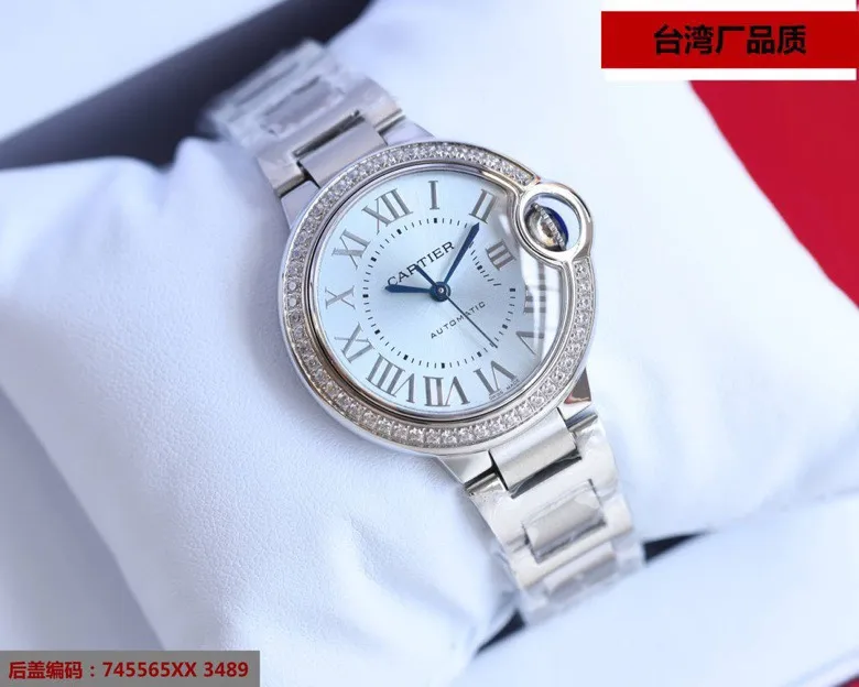 【High-end replica】💰1920! 【Top replica】💰2800! Taiwan-made Blue Balloon V12 version, 33mm Ruijie, (look for the bottom cover code 745565xx3489). This series of watches is famous for its delicate style and elegant style in the Cartier watchmaking industry. Of course, this watch must have such characteristics. The color of the stainless steel case makes the watch as light as a balloon, and the blue crown seems to have disobediently deviated from the original planned trajectory, like a playful couple. The Roman numerals on the dial look retro and deep, decorated with guilloche patterns and sword-shaped hands. The entire watch gives people a delicate and considerate feel. Isn’t this what couples need? Built-in: Japan's Citizen fully automatic machine, also with Swiss quartz, water drop (fish eye bubble) sapphire glass mirror, highly waterproof, burnt steel blue pointer color, curvature shape of the crown