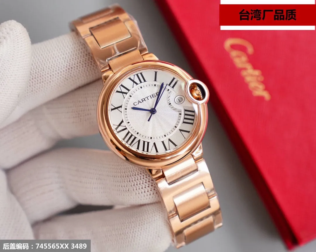 【Top replica】💰1720! Taiwan factory blue balloon V12 version, 28-42 size combination picture, look for the bottom cover code 745565xx3489), this series of watches is famous for its delicate style and elegant style in the Cartier watchmaking industry. Of course, this watch must have such characteristics. The color of the stainless steel case makes the watch as light as a balloon, and the blue crown seems to have disobediently deviated from the original planned trajectory, like a playful couple. The Roman numerals on the dial look retro and deep, decorated with guilloche patterns and sword-shaped hands. The entire watch gives people a delicate and considerate feel. Isn’t this what couples need? Built-in: Japan's Citizen fully automatic machine, also with Swiss quartz, water drop (fish eye bubble) sapphire glass mirror, highly waterproof, burnt steel blue pointer color, curvature shape of the crown