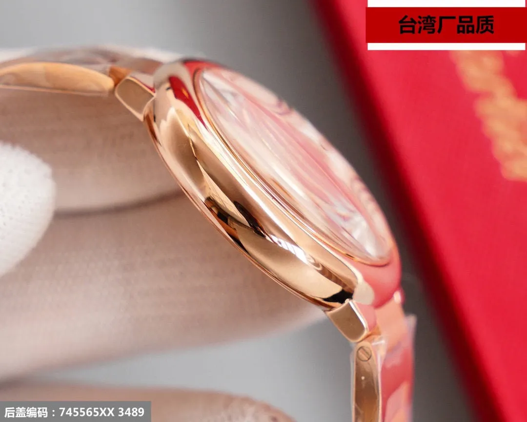 【Top replica】💰1720! Taiwan factory blue balloon V12 version, 28-42 size combination picture, look for the bottom cover code 745565xx3489), this series of watches is famous for its delicate style and elegant style in the Cartier watchmaking industry. Of course, this watch must have such characteristics. The color of the stainless steel case makes the watch as light as a balloon, and the blue crown seems to have disobediently deviated from the original planned trajectory, like a playful couple. The Roman numerals on the dial look retro and deep, decorated with guilloche patterns and sword-shaped hands. The entire watch gives people a delicate and considerate feel. Isn’t this what couples need? Built-in: Japan's Citizen fully automatic machine, also with Swiss quartz, water drop (fish eye bubble) sapphire glass mirror, highly waterproof, burnt steel blue pointer color, curvature shape of the crown