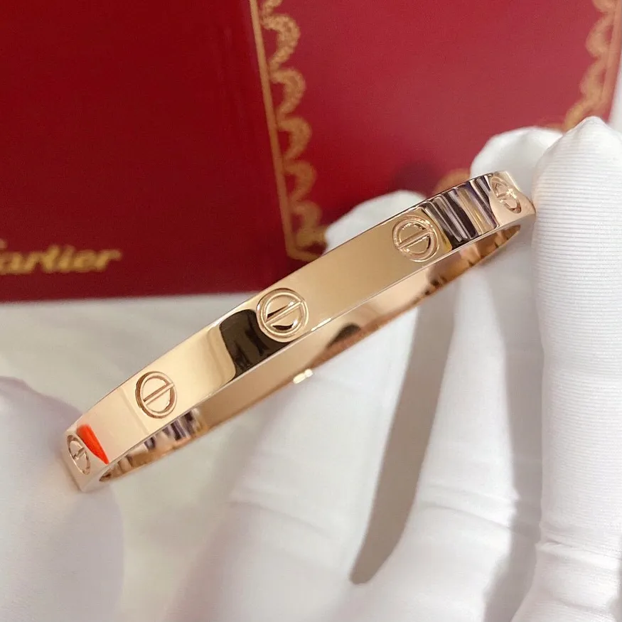 [Original order quality] 💰280! Cartier Bracelet ⚜️ Cartier ⚜️︌ Love Series ︌ Classic Bracelet 🎖︌ Male ︌ Female Couple ︌ 💠 Breaking the tradition ︌ Crossing ︌ boundaries ︌ Expressing the love in the heart with ︌ Cartier ︌ works 💕💕︌May every day be an unforgettable romantic oath💟💟🎁This series of bracelets is a unique interpretation of loyal love. 🎎Respected by lovers as a symbol of love💑💏🍁The special feature of the bracelet is that it is composed of two semicircles and uses screws as the "match" Lock the two semicircular gold rings💫 to make them complete‼ ️ ︌Complete‼ ️As if we are struggling to find our other half in this world‼ ️Finally ︌encounter‼ ️︌Combined‼ ️Body and mind blend‼ ️︌May you all ︌ get ︌ your own ︌ your own ︌ loyal ︌ love 💕 Color: ︌ Silver ︌ Rose Gold ︌ Code Number: 16 —19 ︌
