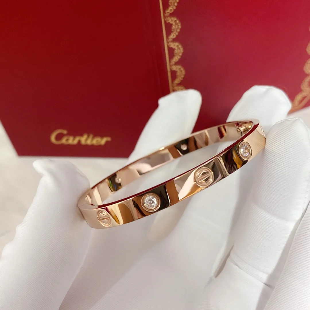[Original order quality] 💰280! Cartier Bracelet ⚜️ Cartier ⚜️︌ Love Series ︌ Classic Bracelet 🎖︌ Male ︌ Female Couple ︌ 💠 Breaking the tradition ︌ Crossing ︌ boundaries ︌ Expressing the love in the heart with ︌ Cartier ︌ works 💕💕︌May every day be an unforgettable romantic oath💟💟🎁This series of bracelets is a unique interpretation of loyal love. 🎎Respected by lovers as a symbol of love💑💏🍁The special feature of the bracelet is that it is composed of two semicircles and uses screws as the "match" Lock the two semicircular gold rings💫 to make them complete‼ ️ ︌Complete‼ ️As if we are struggling to find our other half in this world‼ ️Finally ︌encounter‼ ️︌Combined‼ ️Body and mind blend‼ ️︌May you all ︌ get ︌ your own ︌ your own ︌ loyal ︌ love 💕 Color: ︌ Silver ︌ Rose Gold ︌ Code Number: 16 —19 ︌