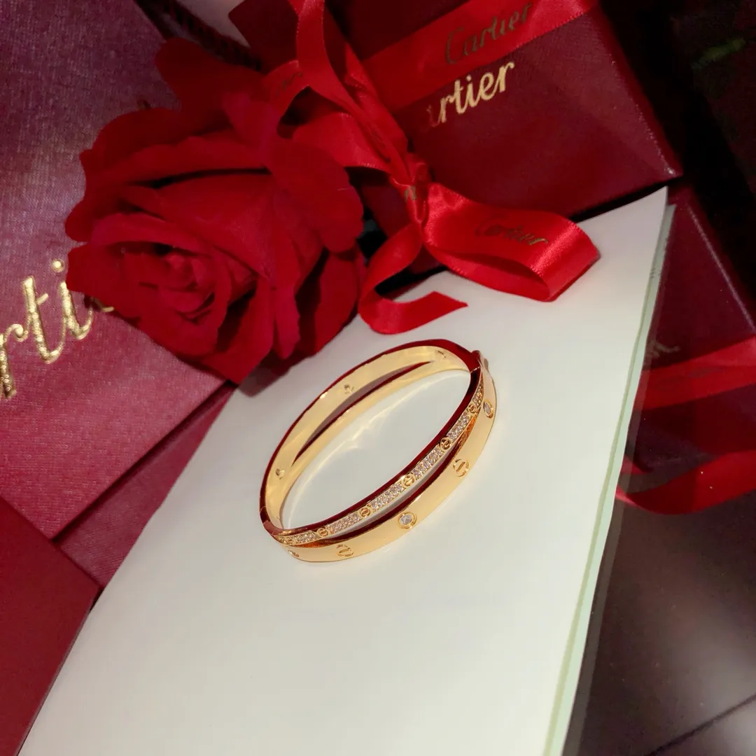 【Purchasing quality】💰440! Cartier love new model 2-in-1 ❤️Screw double ring cross bracelet ❤️Classic and generous style, gift for yourself, elegant and beautiful to the extreme😘😘Asian gold material, electroplated 18K gold, inlaid with imported simulated diamonds💍Can't put it down💎Rose gold/double-color advanced electroplating☪️💎
