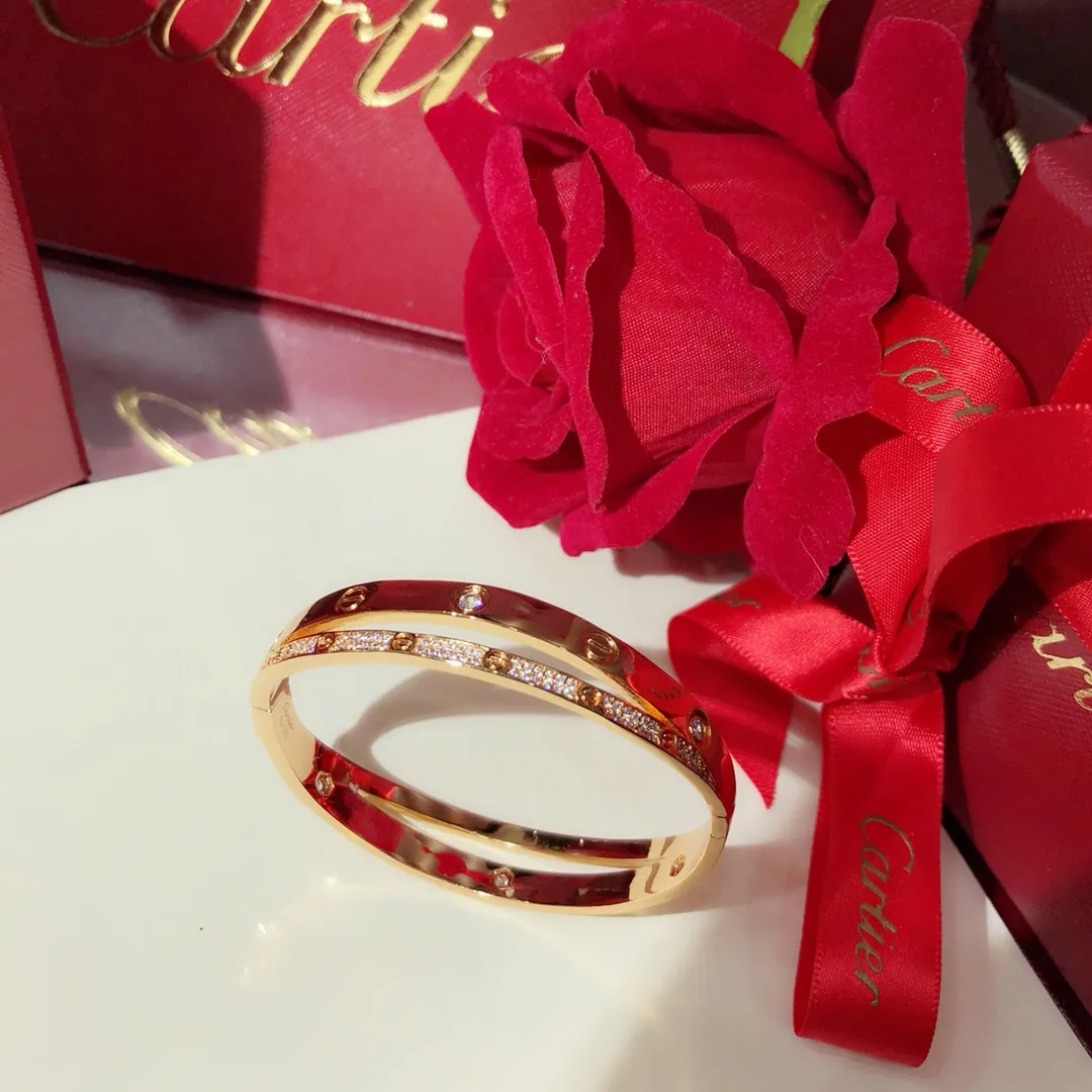 【Purchasing quality】💰440! Cartier love new model 2-in-1 ❤️Screw double ring cross bracelet ❤️Classic and generous style, gift for yourself, elegant and beautiful to the extreme😘😘Asian gold material, electroplated 18K gold, inlaid with imported simulated diamonds💍Can't put it down💎Rose gold/double-color advanced electroplating☪️💎