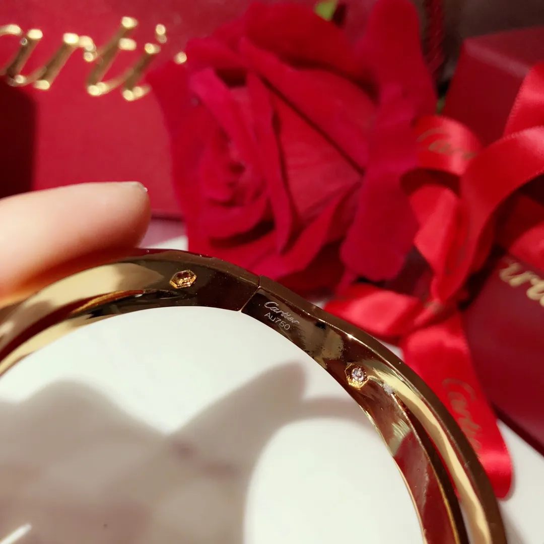 【Purchasing quality】💰440! Cartier love new model 2-in-1 ❤️Screw double ring cross bracelet ❤️Classic and generous style, gift for yourself, elegant and beautiful to the extreme😘😘Asian gold material, electroplated 18K gold, inlaid with imported simulated diamonds💍Can't put it down💎Rose gold/double-color advanced electroplating☪️💎