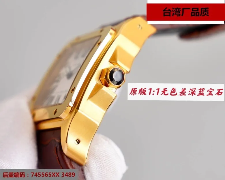 【Top replica】💰3500! It took a year to create the original model of Cartier Santos. It has been continuously improved and improved, and it has finally been shipped‼ ️The Taiwan factory has always been striving for excellence in work style and continuously launched sales champions one after another. The sales volume is miraculous. The imported "tapered" sapphire mirror ➕Taiwan factory exclusive shell case (100% waterproof) Brand: Cartier (men's favorite) Type: Santos series (sales champion) Strap: Genuine cowhide strap Shell case: Used 316L stainless steel to create "water chestnut, curvature, spring sand, stitching", all with the same craftsmanship as the genuine product It cannot be polished to achieve this effect. Mirror: imported "tapered" sapphire glass (never scratched). Movement: top Swiss 7750 mechanical movement (zero repair). Size: diameter 42MM, thickness 11MM. Waterproof ring: all are made of the same color as the original. "Yellow" is not the black of other versions on the market. ⚠️Please look for the exclusive quality.