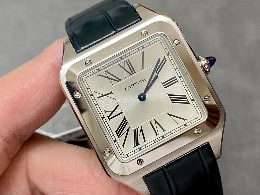 【High-end replica】💰1160! 【Taiwan Factory】💰1720! 【Top Replica】💰Private chat! Cartier's classic work, the Cartier Santos. Dumont series, has a smooth silhouette, simple and elegant shape, and is very in line with the trendy taste of contemporary gentlemen. Large watch diameter: 46.6*33.9mm, medium watch diameter: 43.5*31.4mm, small watch diameter: 38*27.5mm; Swiss quartz movement Compared with round watches, square watches have sharp edges and corners The design is particularly unique, and when it comes to classics among square watches, Cartier's Santos is naturally on the list. The Santos watch is not only a model among square watches, but is also considered "the world's first modern watch." The birth of the Santos series of watches is full of legend. At that time, Louis Cartier created a watch that could be worn on the hand for his friend, Brazilian pilot Alberto Santos Dumont, to facilitate checking the time during flight. The first modern wristwatch in history came into being. This watch is made of fine steel. The frosted dial is equipped with sword-shaped blue steel hands and classic Roman numeral time scales. It is classic and durable. The outer ring of the Roman numerals is a track scale, which adds some retro features to the watch dial. There are 8 screws on the bezel, which is very recognizable. The side is brushed and the bezel is polished, making it suitable for both formal wear and casual style. The case has a slight curvature, which fits the wrist perfectly and is very comfortable to wear; the crown is a blue natural spinel, and the Italian calfskin strap matches the blue round gemstone inlaid on the crown, giving the overall look an elegant and refined gentlemanly temperament. The pictures were taken as top replica real shots!
