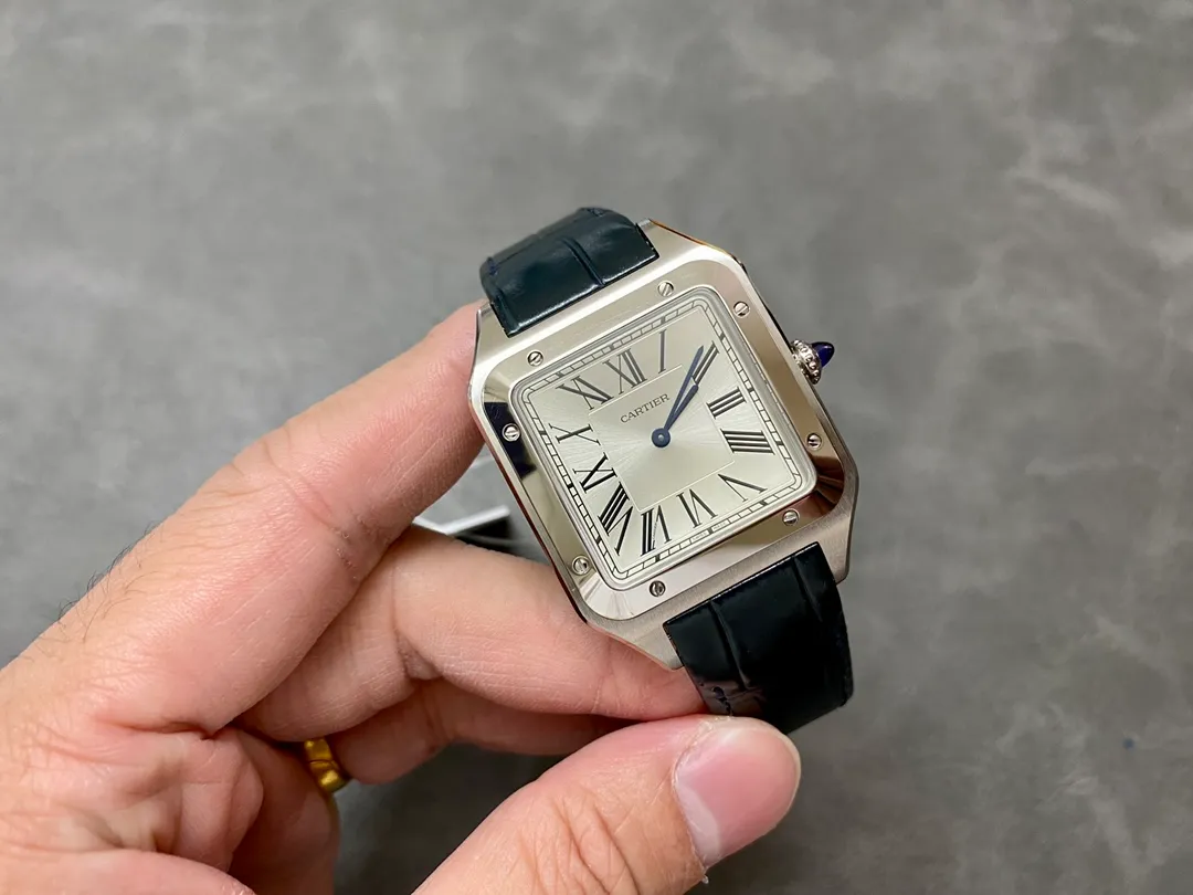 【High-end replica】💰1160! 【Taiwan Factory】💰1720! 【Top Replica】💰Private chat! Cartier's classic work, the Cartier Santos. Dumont series, has a smooth silhouette, simple and elegant shape, and is very in line with the trendy taste of contemporary gentlemen. Large watch diameter: 46.6*33.9mm, medium watch diameter: 43.5*31.4mm, small watch diameter: 38*27.5mm; Swiss quartz movement Compared with round watches, square watches have sharp edges and corners The design is particularly unique, and when it comes to classics among square watches, Cartier's Santos is naturally on the list. The Santos watch is not only a model among square watches, but is also considered "the world's first modern watch." The birth of the Santos series of watches is full of legend. At that time, Louis Cartier created a watch that could be worn on the hand for his friend, Brazilian pilot Alberto Santos Dumont, to facilitate checking the time during flight. The first modern wristwatch in history came into being. This watch is made of fine steel. The frosted dial is equipped with sword-shaped blue steel hands and classic Roman numeral time scales. It is classic and durable. The outer ring of the Roman numerals is a track scale, which adds some retro features to the watch dial. There are 8 screws on the bezel, which is very recognizable. The side is brushed and the bezel is polished, making it suitable for both formal wear and casual style. The case has a slight curvature, which fits the wrist perfectly and is very comfortable to wear; the crown is a blue natural spinel, and the Italian calfskin strap matches the blue round gemstone inlaid on the crown, giving the overall look an elegant and refined gentlemanly temperament. The pictures were taken as top replica real shots!