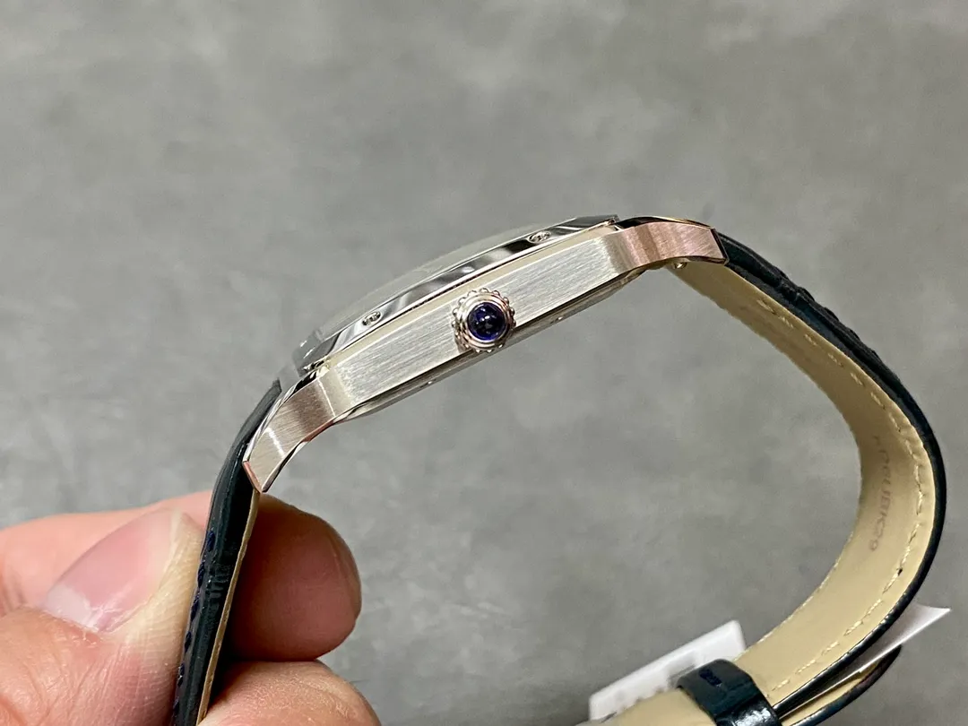 【High-end replica】💰1160! 【Taiwan Factory】💰1720! 【Top Replica】💰Private chat! Cartier's classic work, the Cartier Santos. Dumont series, has a smooth silhouette, simple and elegant shape, and is very in line with the trendy taste of contemporary gentlemen. Large watch diameter: 46.6*33.9mm, medium watch diameter: 43.5*31.4mm, small watch diameter: 38*27.5mm; Swiss quartz movement Compared with round watches, square watches have sharp edges and corners The design is particularly unique, and when it comes to classics among square watches, Cartier's Santos is naturally on the list. The Santos watch is not only a model among square watches, but is also considered "the world's first modern watch." The birth of the Santos series of watches is full of legend. At that time, Louis Cartier created a watch that could be worn on the hand for his friend, Brazilian pilot Alberto Santos Dumont, to facilitate checking the time during flight. The first modern wristwatch in history came into being. This watch is made of fine steel. The frosted dial is equipped with sword-shaped blue steel hands and classic Roman numeral time scales. It is classic and durable. The outer ring of the Roman numerals is a track scale, which adds some retro features to the watch dial. There are 8 screws on the bezel, which is very recognizable. The side is brushed and the bezel is polished, making it suitable for both formal wear and casual style. The case has a slight curvature, which fits the wrist perfectly and is very comfortable to wear; the crown is a blue natural spinel, and the Italian calfskin strap matches the blue round gemstone inlaid on the crown, giving the overall look an elegant and refined gentlemanly temperament. The pictures were taken as top replica real shots!