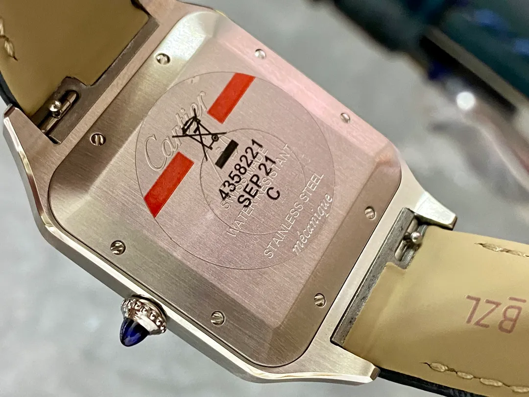 【High-end replica】💰1160! 【Taiwan Factory】💰1720! 【Top Replica】💰Private chat! Cartier's classic work, the Cartier Santos. Dumont series, has a smooth silhouette, simple and elegant shape, and is very in line with the trendy taste of contemporary gentlemen. Large watch diameter: 46.6*33.9mm, medium watch diameter: 43.5*31.4mm, small watch diameter: 38*27.5mm; Swiss quartz movement Compared with round watches, square watches have sharp edges and corners The design is particularly unique, and when it comes to classics among square watches, Cartier's Santos is naturally on the list. The Santos watch is not only a model among square watches, but is also considered "the world's first modern watch." The birth of the Santos series of watches is full of legend. At that time, Louis Cartier created a watch that could be worn on the hand for his friend, Brazilian pilot Alberto Santos Dumont, to facilitate checking the time during flight. The first modern wristwatch in history came into being. This watch is made of fine steel. The frosted dial is equipped with sword-shaped blue steel hands and classic Roman numeral time scales. It is classic and durable. The outer ring of the Roman numerals is a track scale, which adds some retro features to the watch dial. There are 8 screws on the bezel, which is very recognizable. The side is brushed and the bezel is polished, making it suitable for both formal wear and casual style. The case has a slight curvature, which fits the wrist perfectly and is very comfortable to wear; the crown is a blue natural spinel, and the Italian calfskin strap matches the blue round gemstone inlaid on the crown, giving the overall look an elegant and refined gentlemanly temperament. The pictures were taken as top replica real shots!