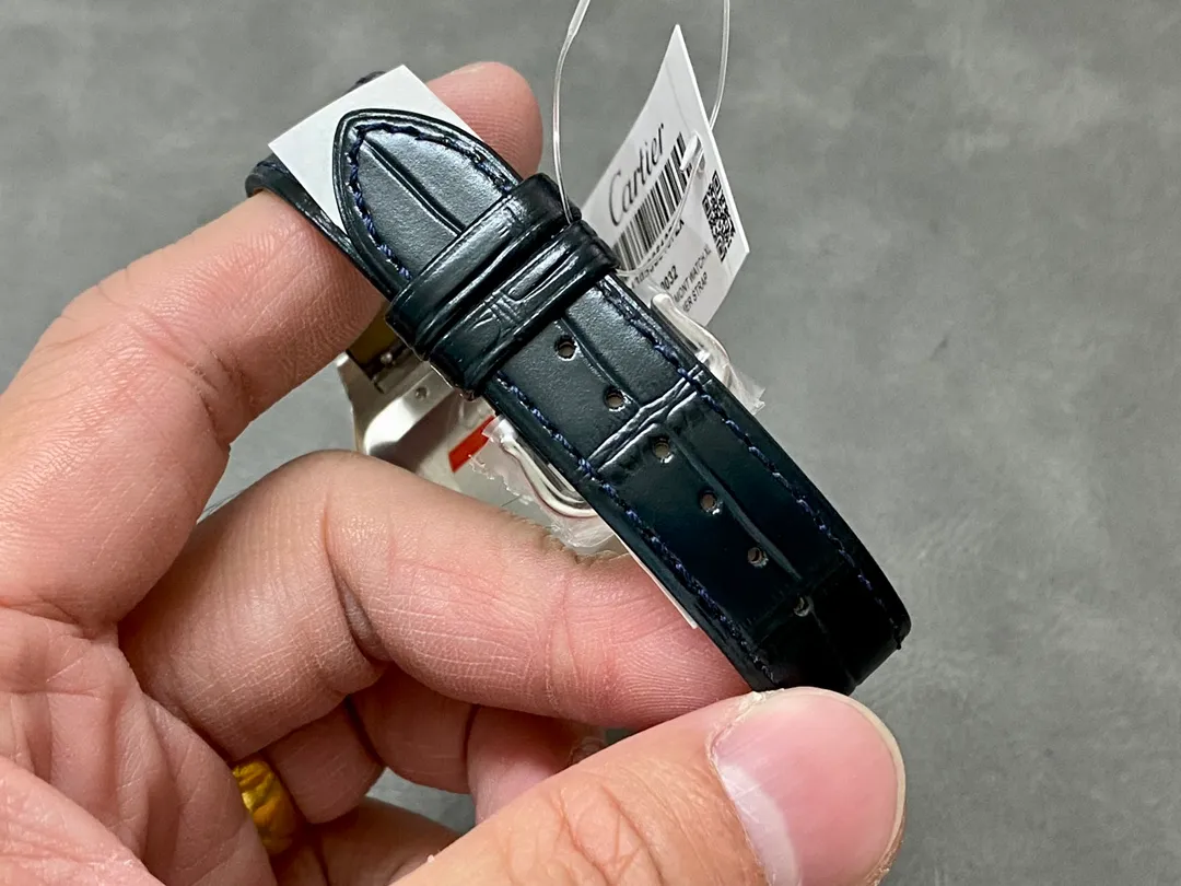 【High-end replica】💰1160! 【Taiwan Factory】💰1720! 【Top Replica】💰Private chat! Cartier's classic work, the Cartier Santos. Dumont series, has a smooth silhouette, simple and elegant shape, and is very in line with the trendy taste of contemporary gentlemen. Large watch diameter: 46.6*33.9mm, medium watch diameter: 43.5*31.4mm, small watch diameter: 38*27.5mm; Swiss quartz movement Compared with round watches, square watches have sharp edges and corners The design is particularly unique, and when it comes to classics among square watches, Cartier's Santos is naturally on the list. The Santos watch is not only a model among square watches, but is also considered "the world's first modern watch." The birth of the Santos series of watches is full of legend. At that time, Louis Cartier created a watch that could be worn on the hand for his friend, Brazilian pilot Alberto Santos Dumont, to facilitate checking the time during flight. The first modern wristwatch in history came into being. This watch is made of fine steel. The frosted dial is equipped with sword-shaped blue steel hands and classic Roman numeral time scales. It is classic and durable. The outer ring of the Roman numerals is a track scale, which adds some retro features to the watch dial. There are 8 screws on the bezel, which is very recognizable. The side is brushed and the bezel is polished, making it suitable for both formal wear and casual style. The case has a slight curvature, which fits the wrist perfectly and is very comfortable to wear; the crown is a blue natural spinel, and the Italian calfskin strap matches the blue round gemstone inlaid on the crown, giving the overall look an elegant and refined gentlemanly temperament. The pictures were taken as top replica real shots!